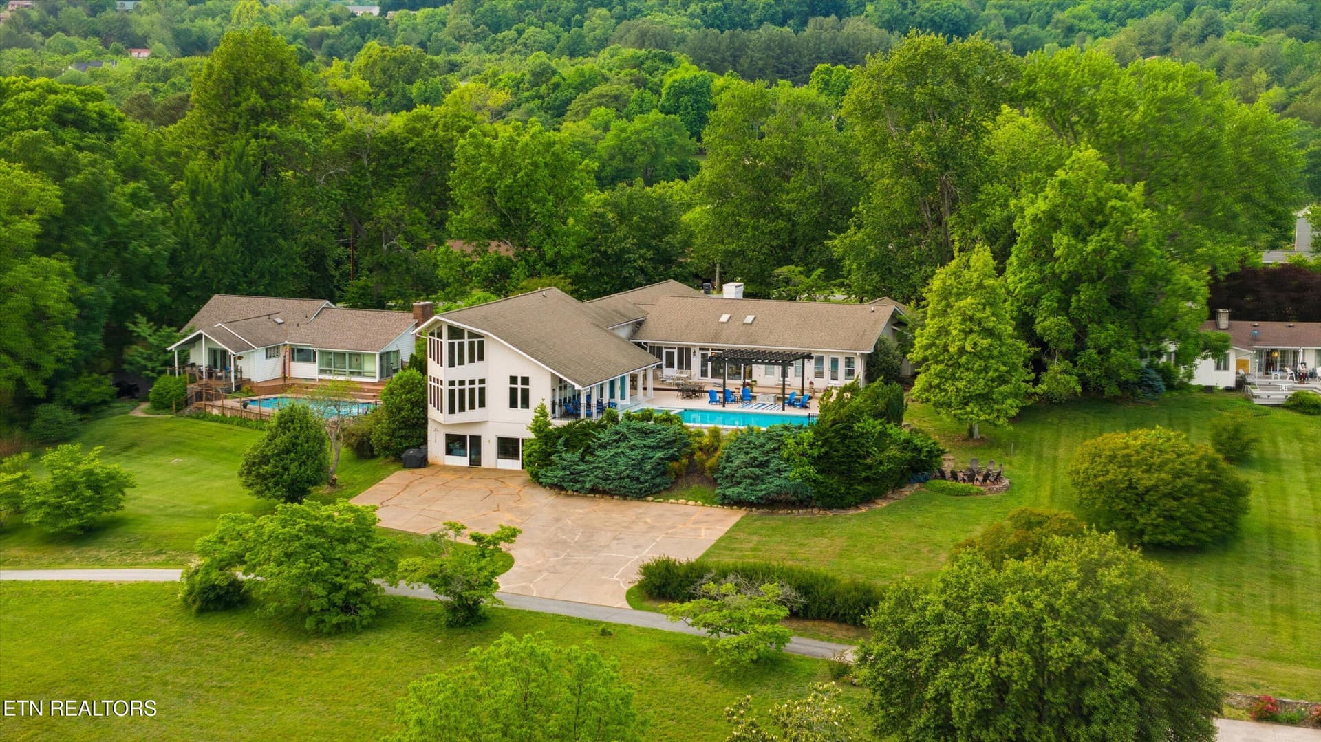 1266 Lakeview Drive, Dandridge, TN 37725