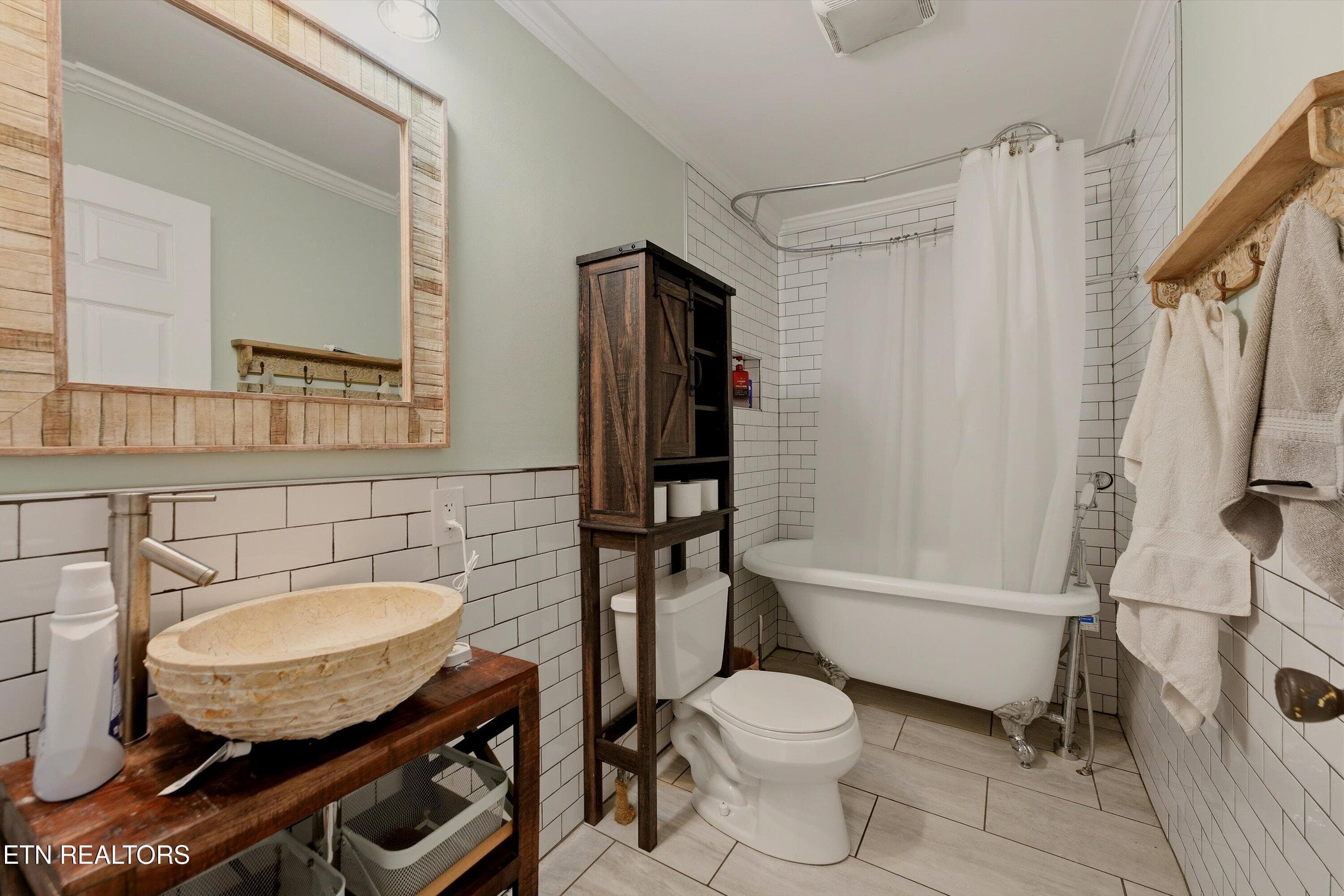 Full Bathroom in Hallway - 1412 Michaels Lane, Knoxville, TN 37912