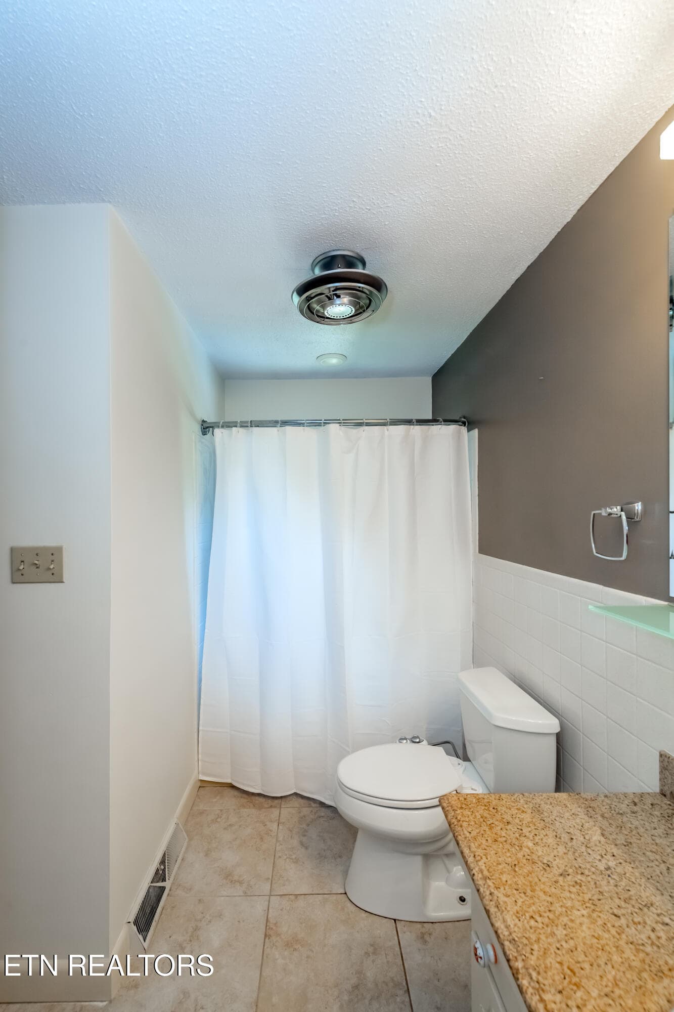 Remodeled bathroom - 11904 W Kingsgate Rd 2, Knoxville, TN 37934