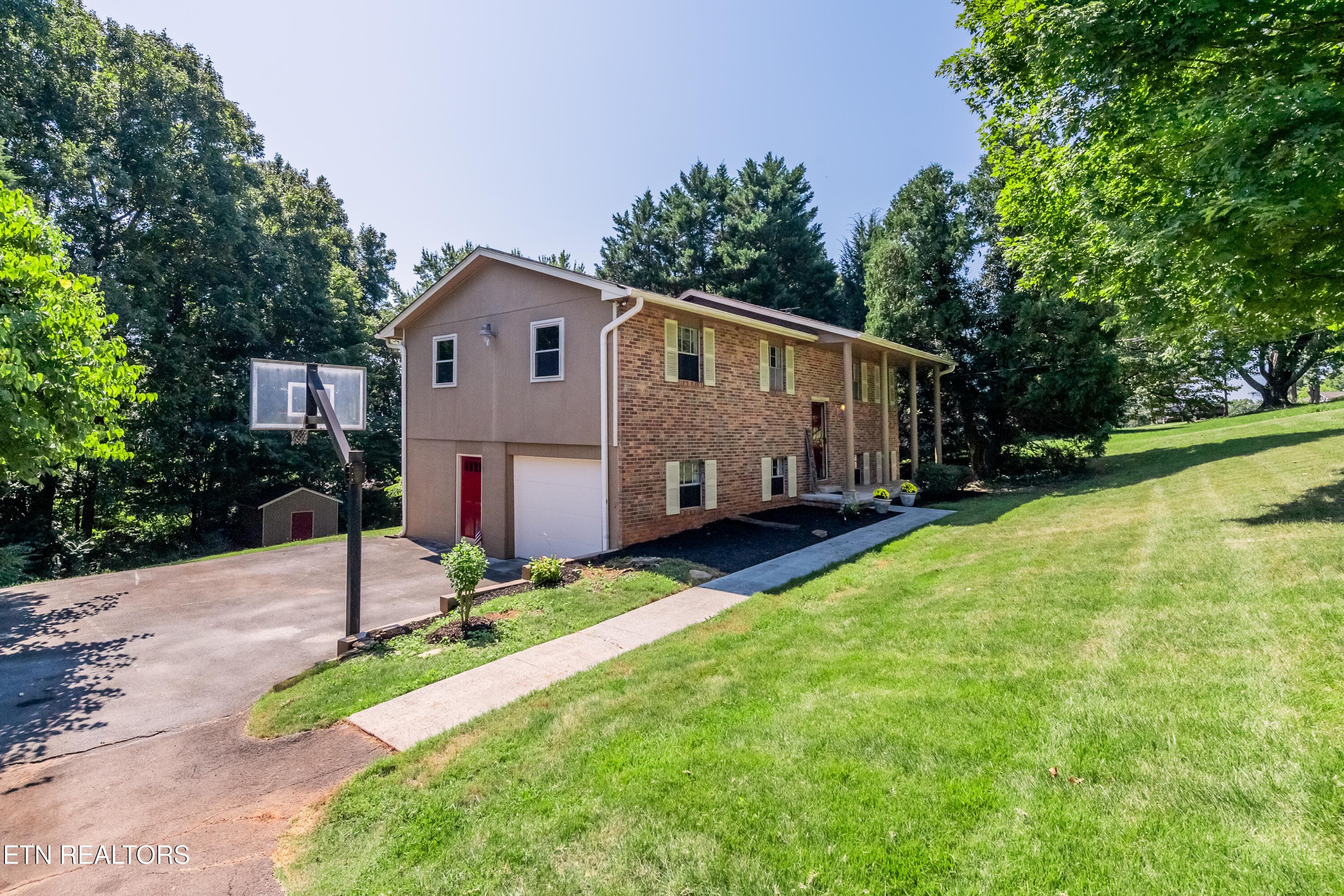 View of side exterior - 11904 W Kingsgate Rd 2, Knoxville, TN 37934