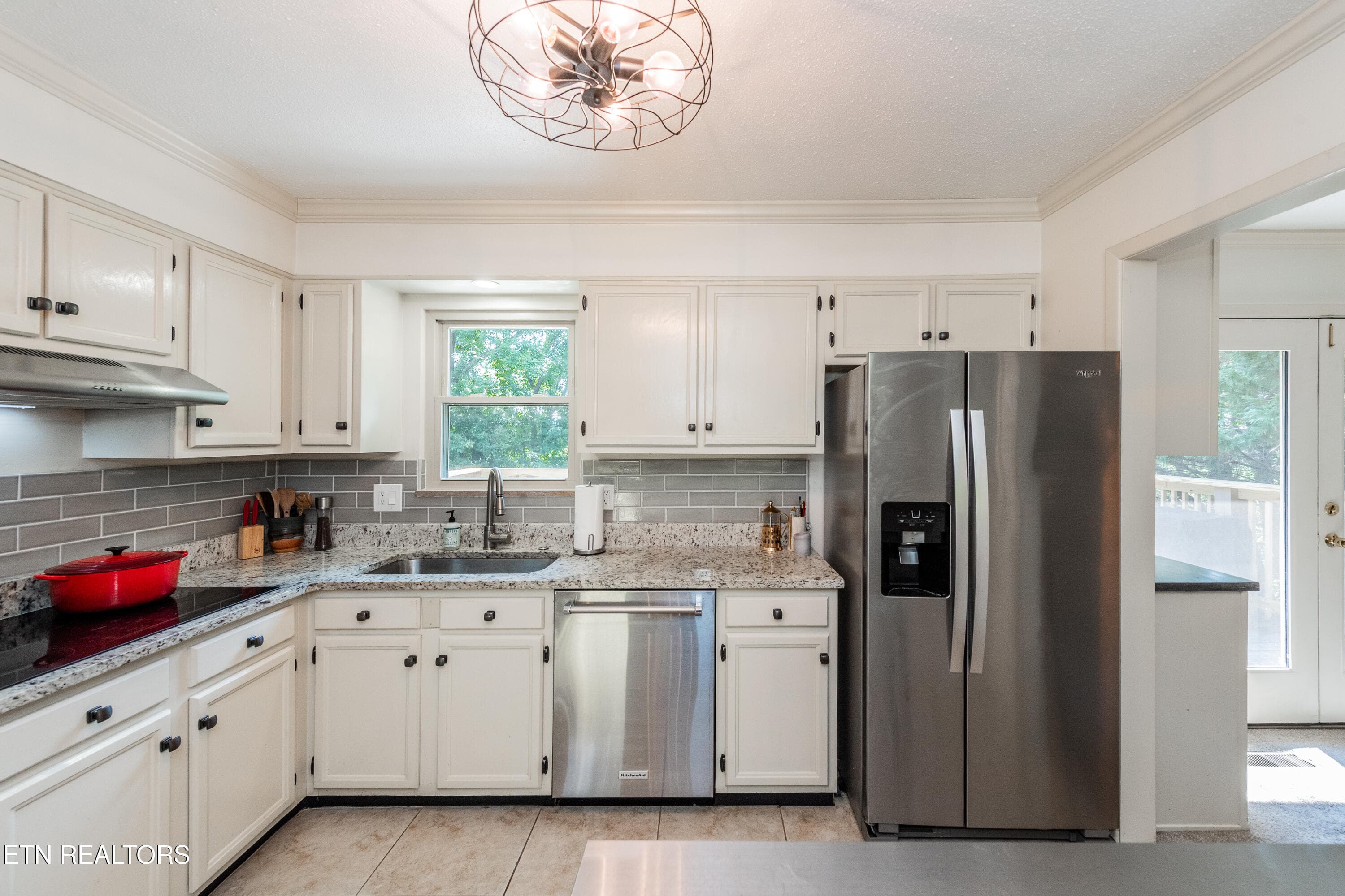 Tile backsplash and tile flooring - 11904 W Kingsgate Rd 2, Knoxville, TN 37934