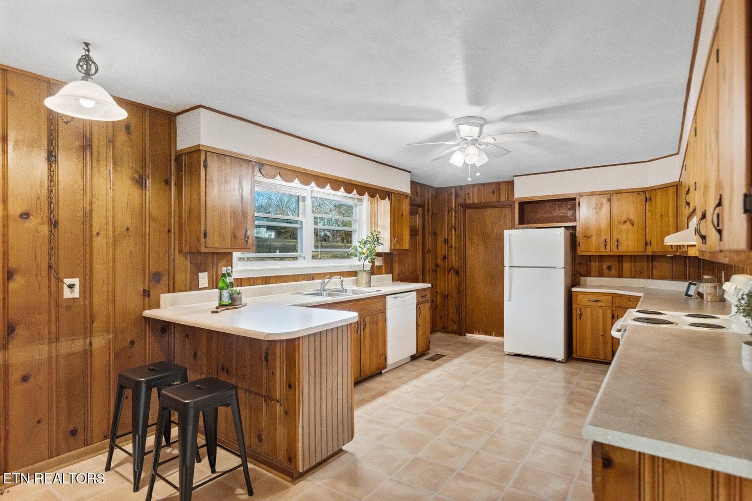 Kitchen - 128 NE Scott St, Charleston, TN 37310