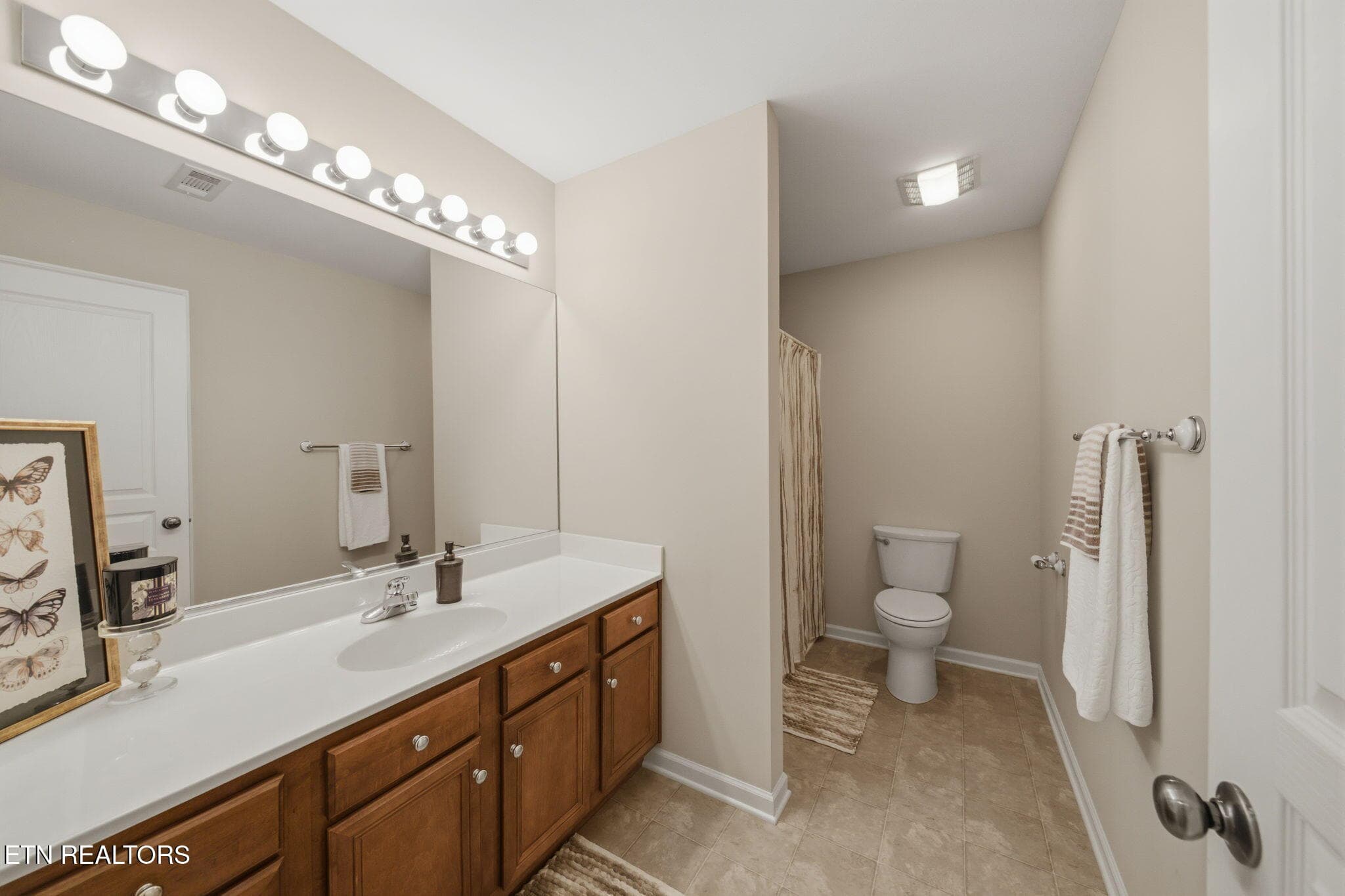 Upstairs full bath - 1721 Bombay Lane, Knoxville, TN 37932