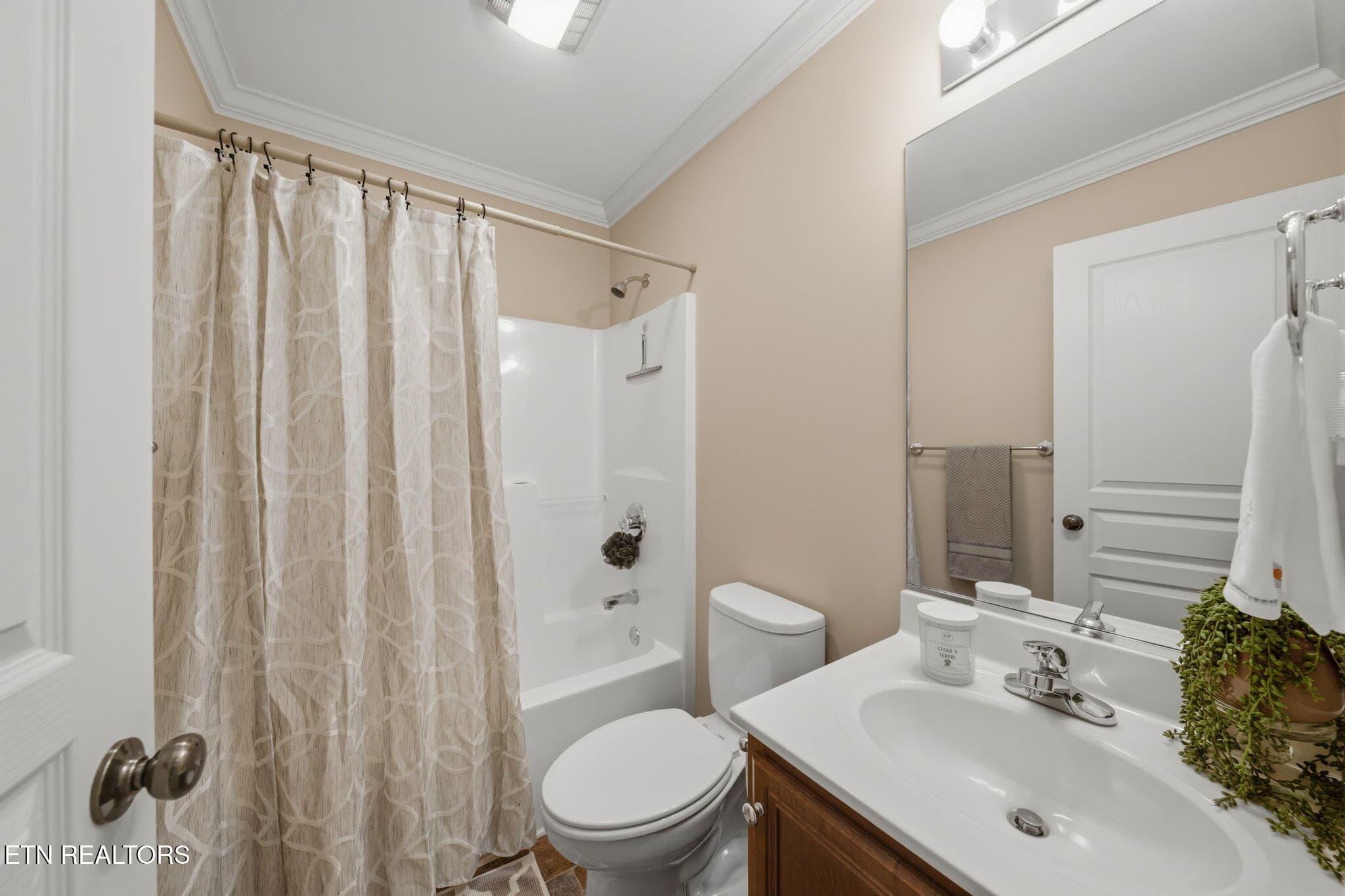 Main Level 2nd Full Bath - 1721 Bombay Lane, Knoxville, TN 37932