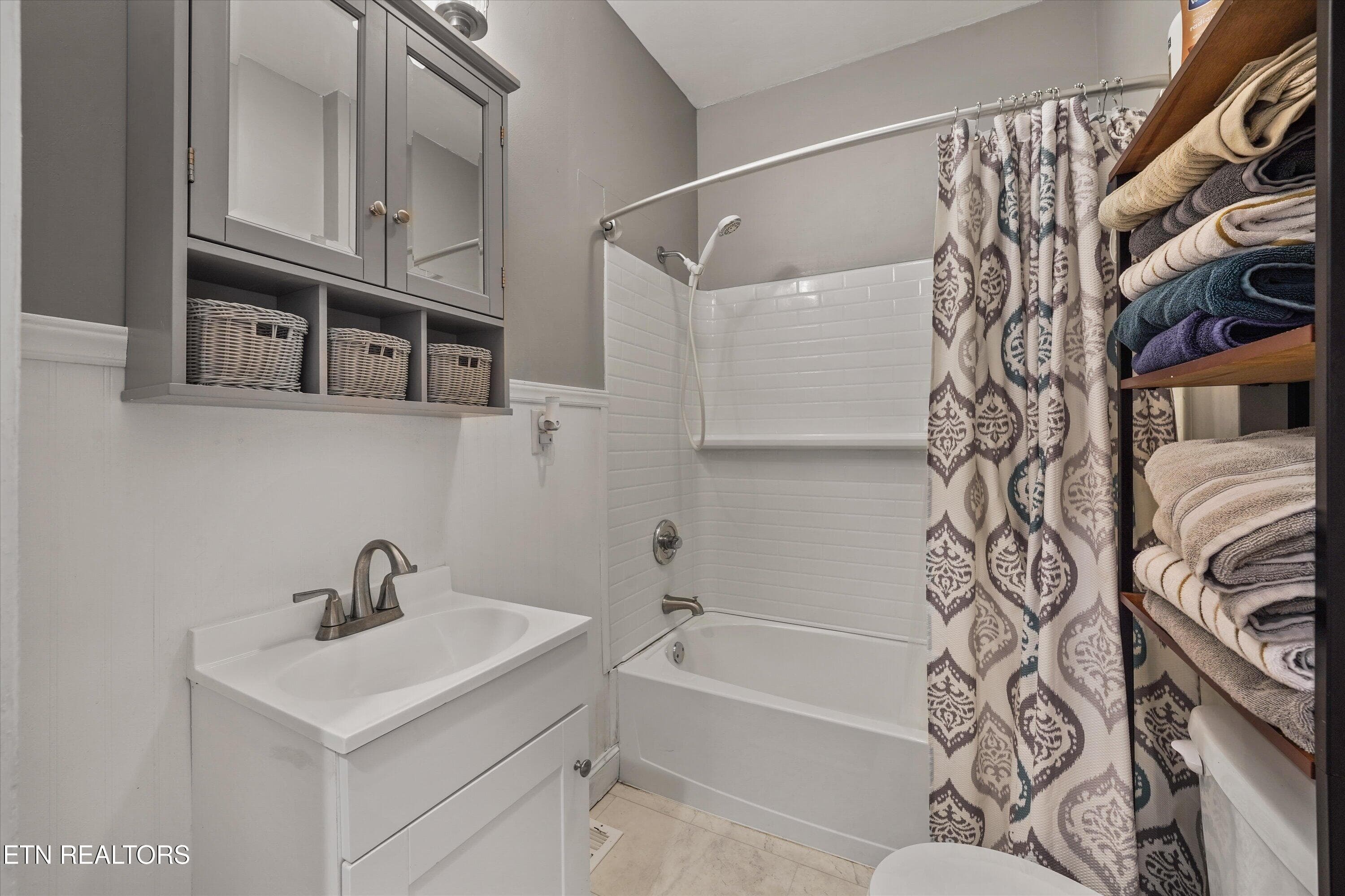Full Bathroom - 616 Mitchell Drive, Knoxville, TN 37912