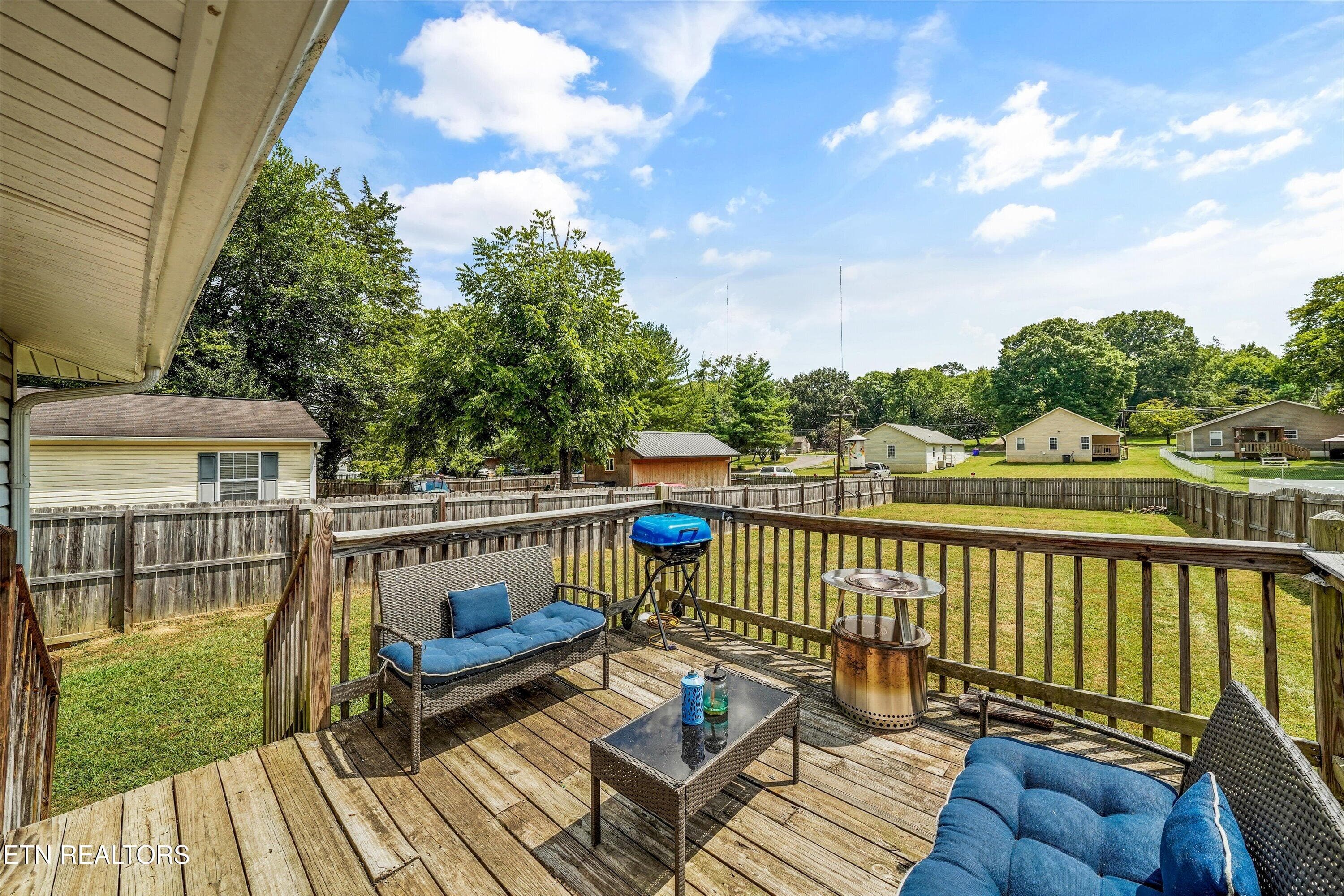 Rear Deck Outdoor Living - 616 Mitchell Drive, Knoxville, TN 37912