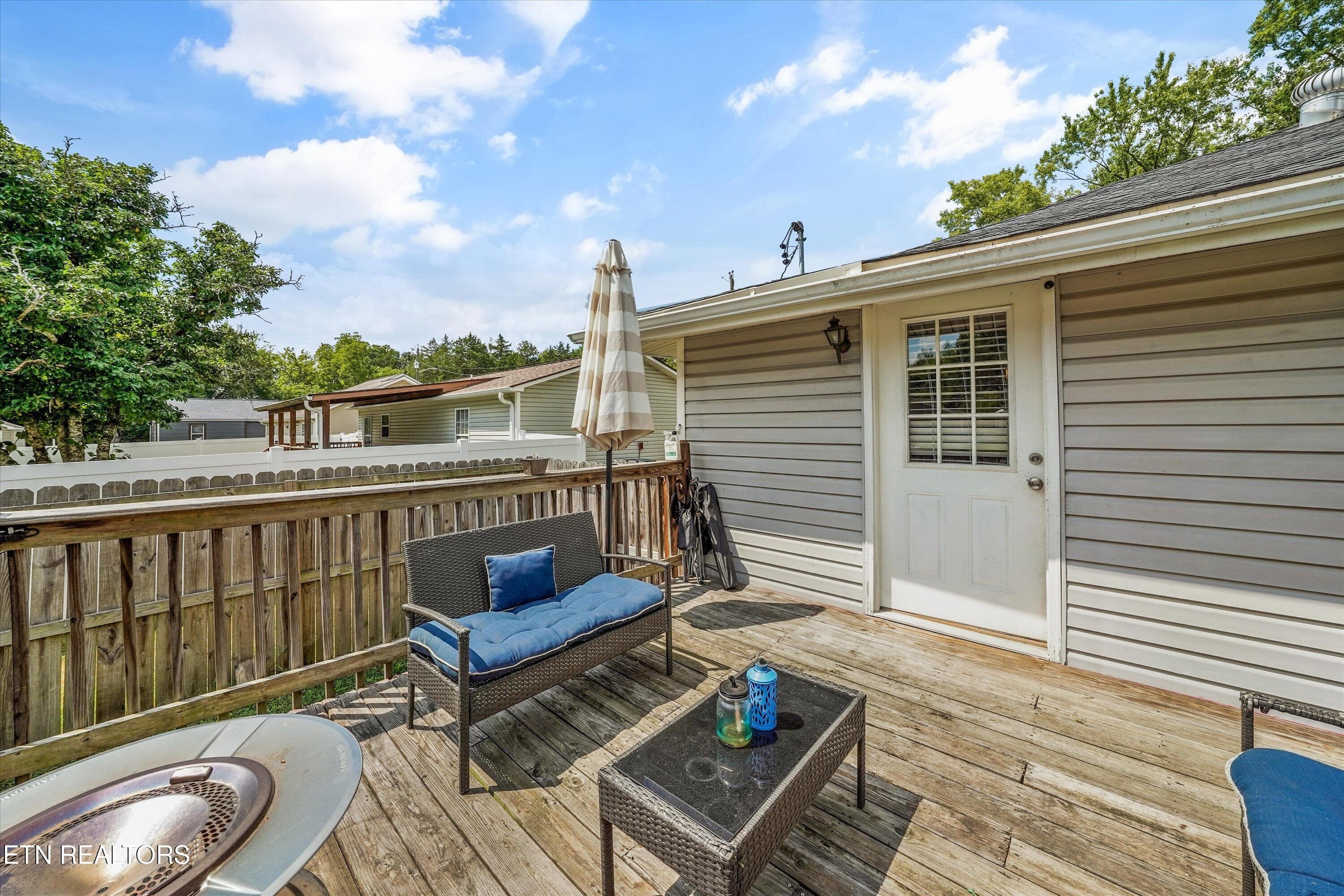 Rear Deck Outdoor Living - 616 Mitchell Drive, Knoxville, TN 37912