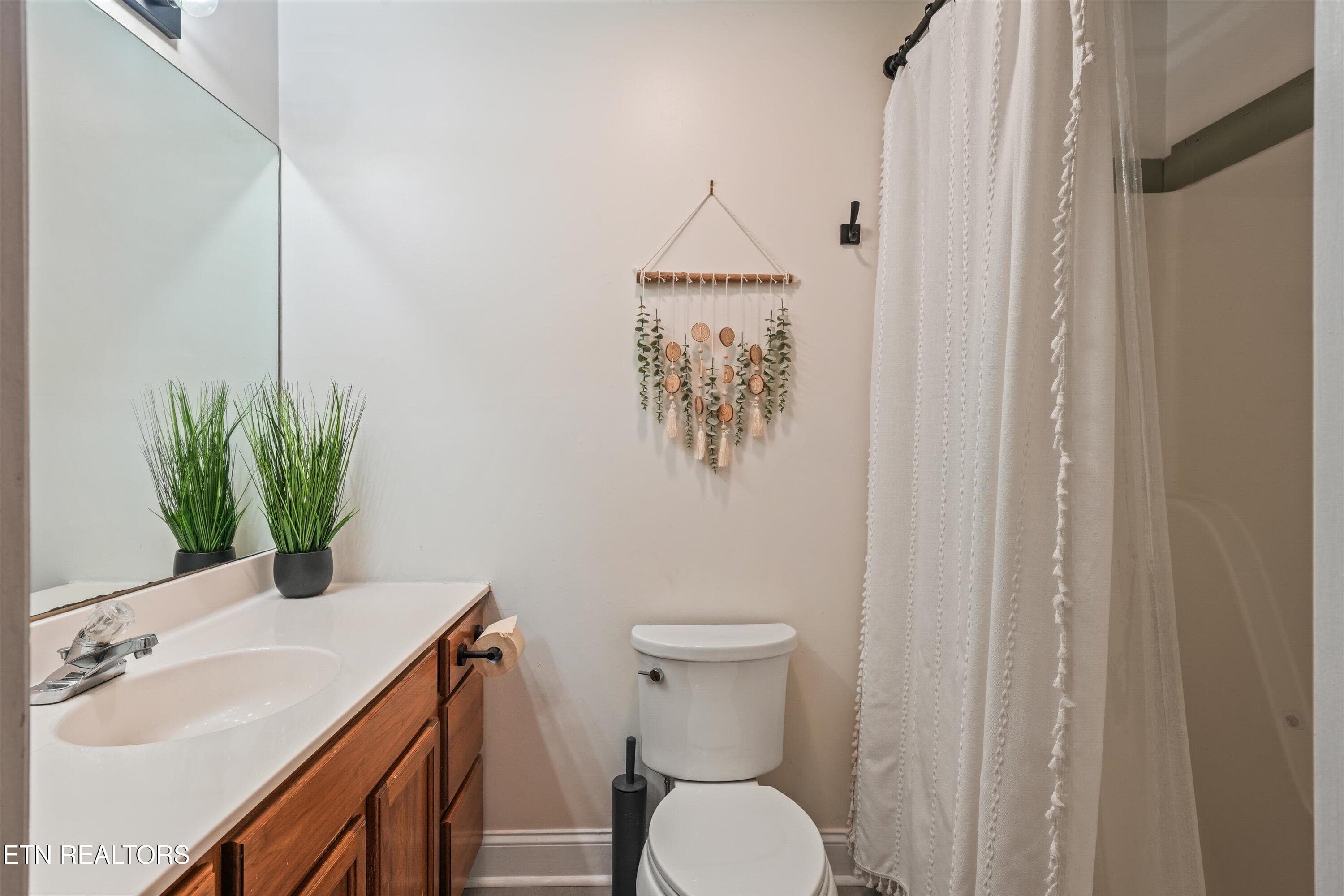 En Suite Bathroom - 4525 Nathan Drive, Knoxville, TN 37938, Knoxville