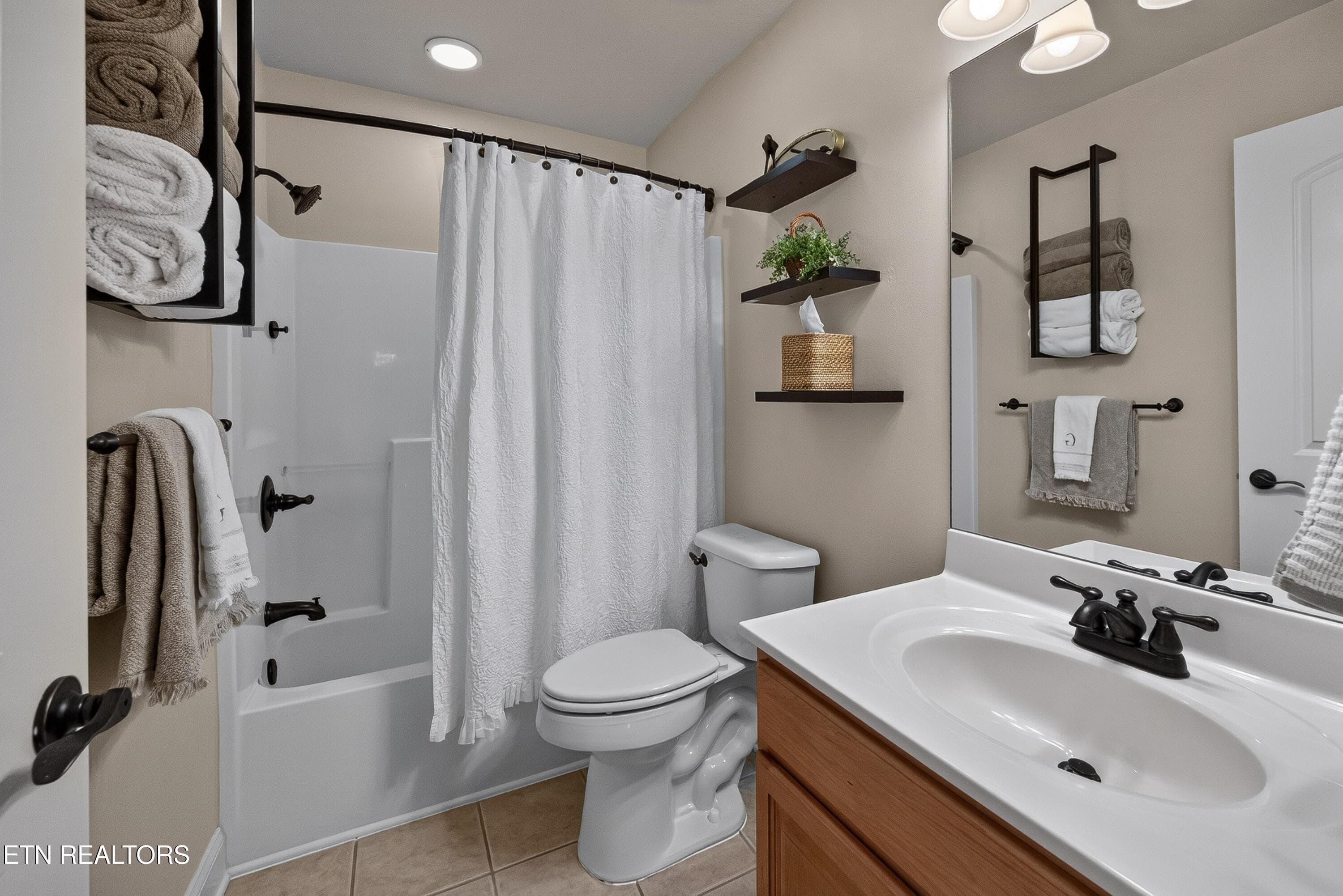 28 Upstairs Full Bathroom - 2626 Nicholas View Lane, Knoxville, TN 37931