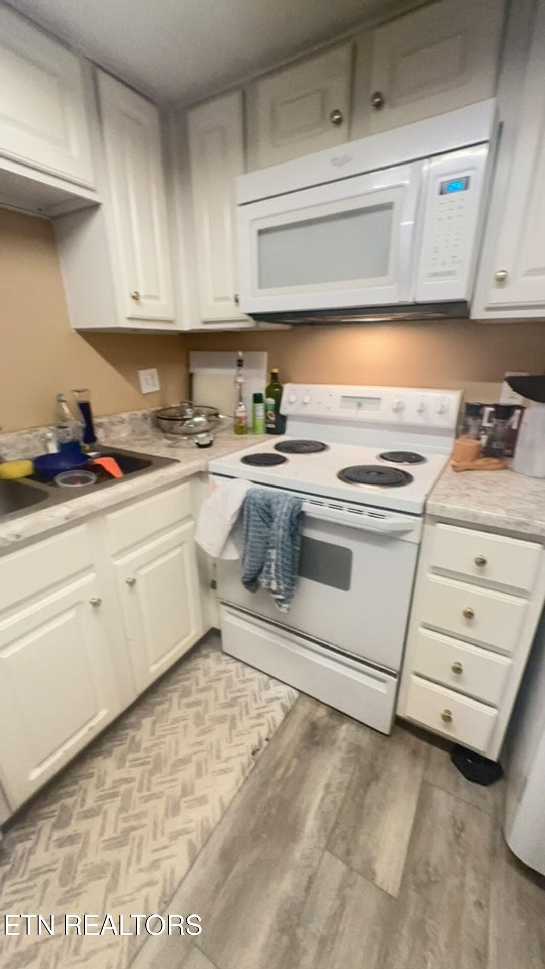 Kitchen - 2201 Lake Ave 108, Knoxville, TN 37916, Knoxville