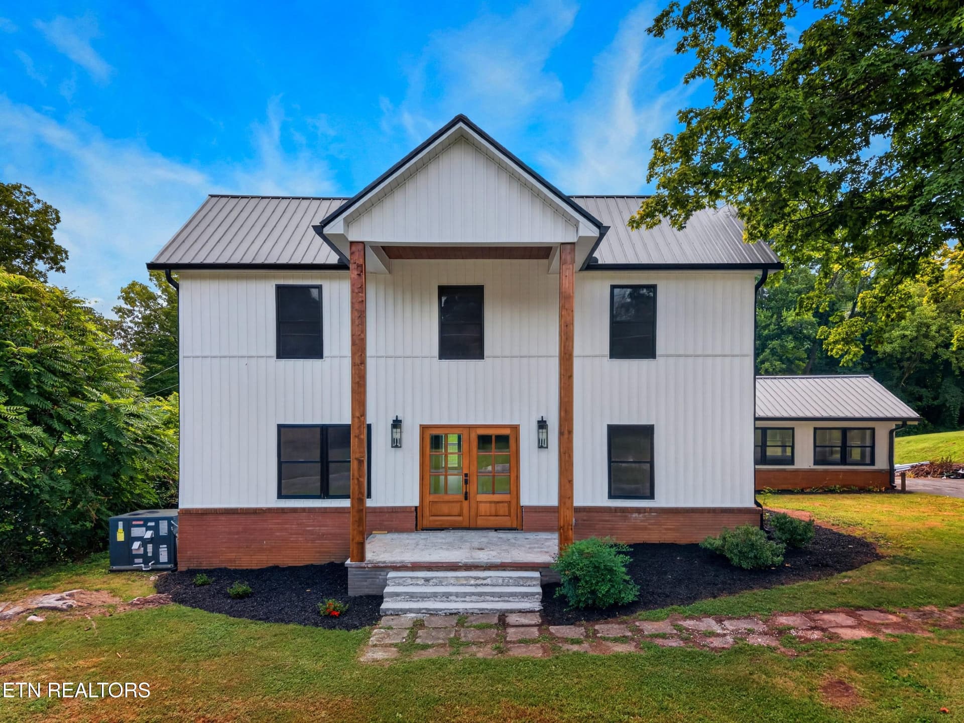 145 W Meeting St, Dandridge, TN 37725