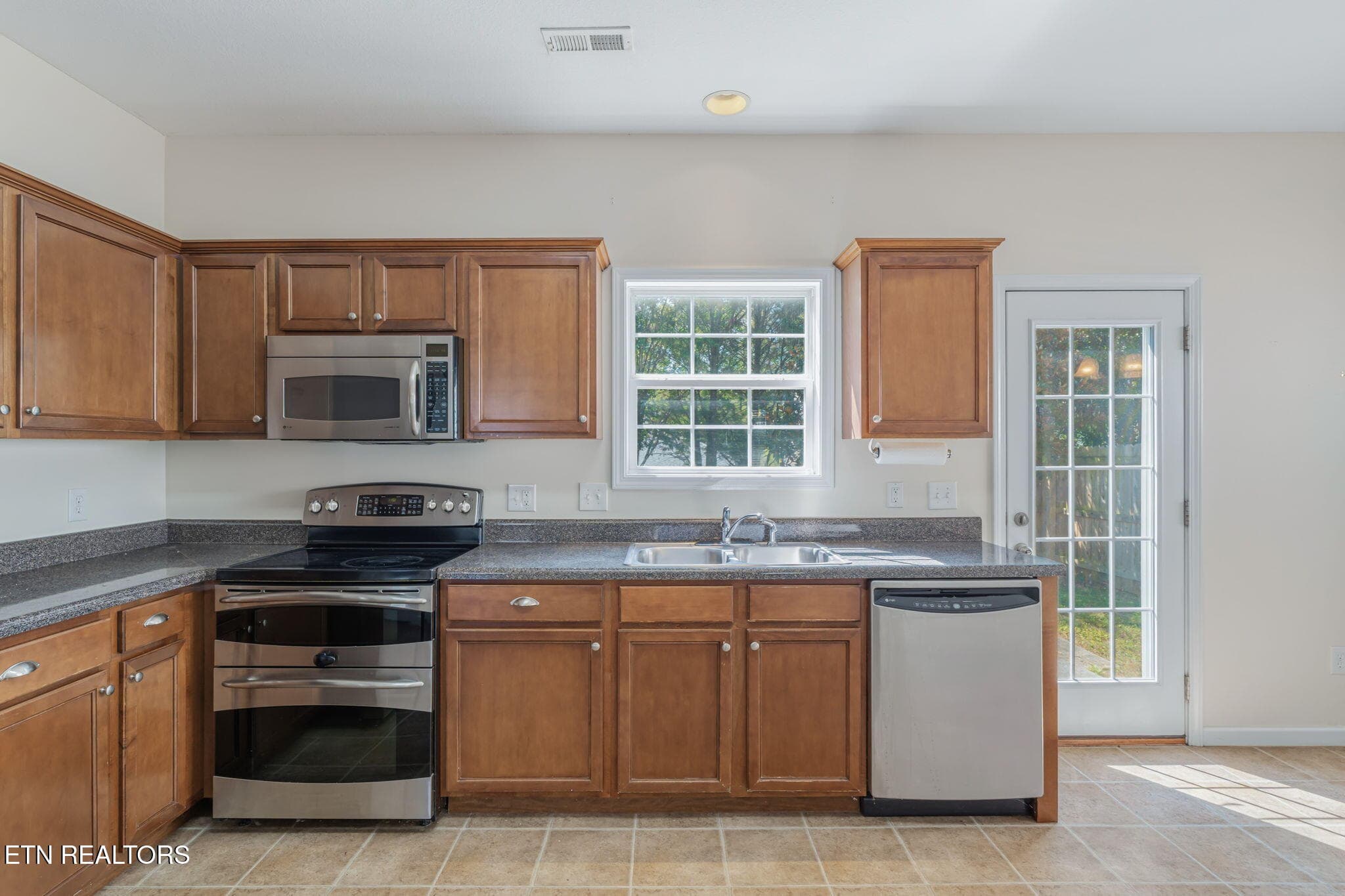 16-web-or-mls-5914 Gray Gables-14 - 5914 Gray Gables Drive, Knoxville, TN 37931
