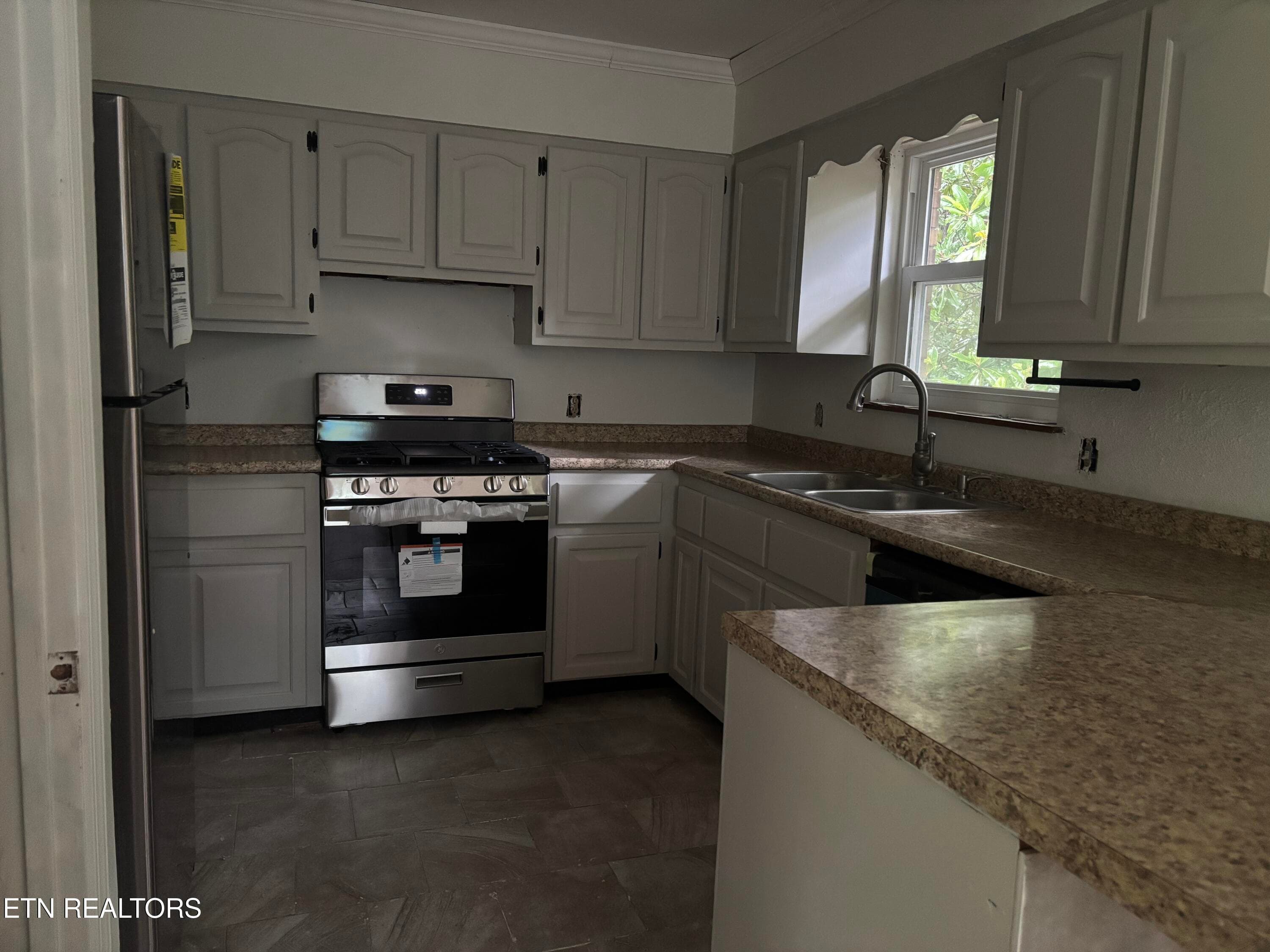 Poplar kitchen - 720 Poplar Lane, Winfield, TN 37892