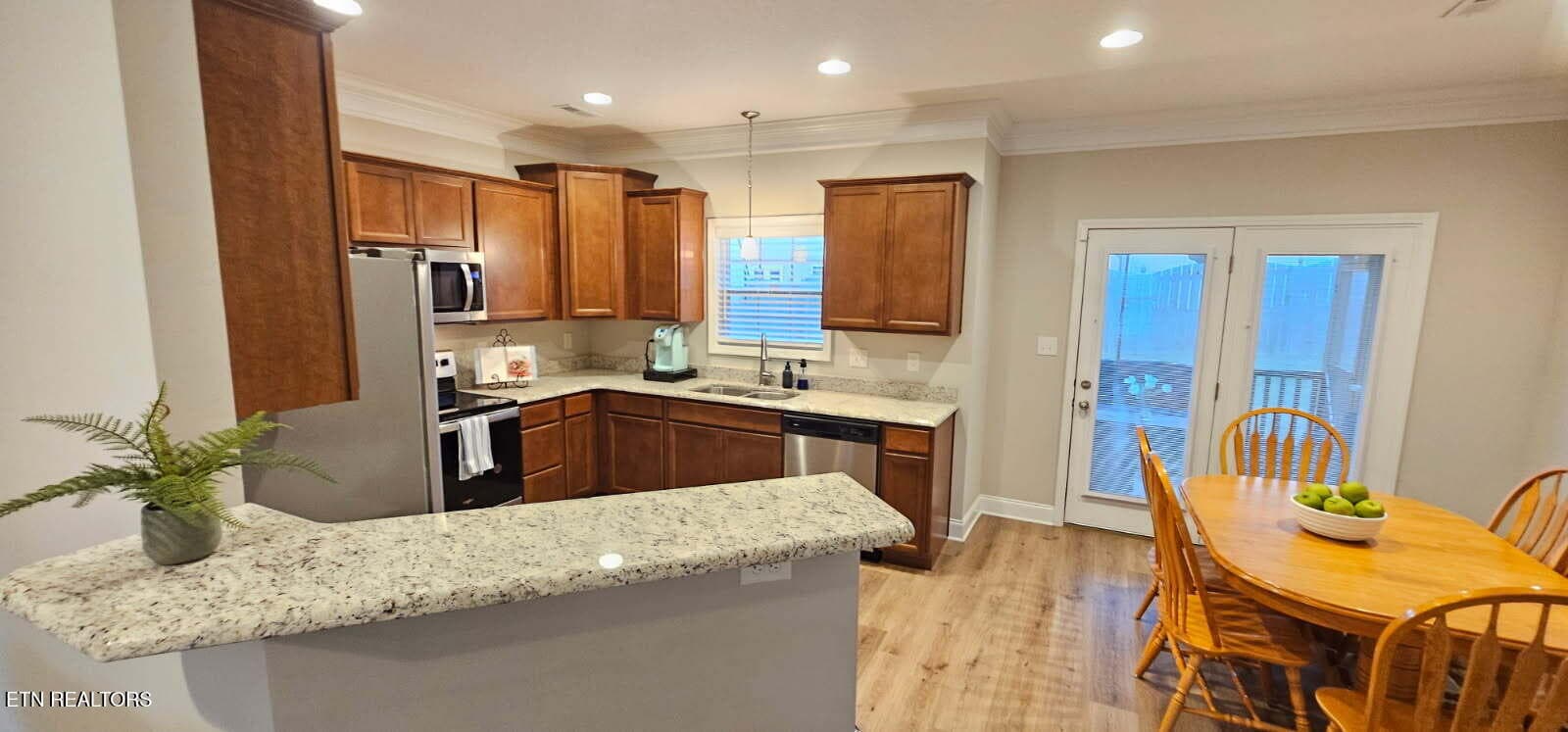 Kitchen with breakfast bar - 5947 Honeycrisp Rd, Knoxville, TN 37931, Knoxville