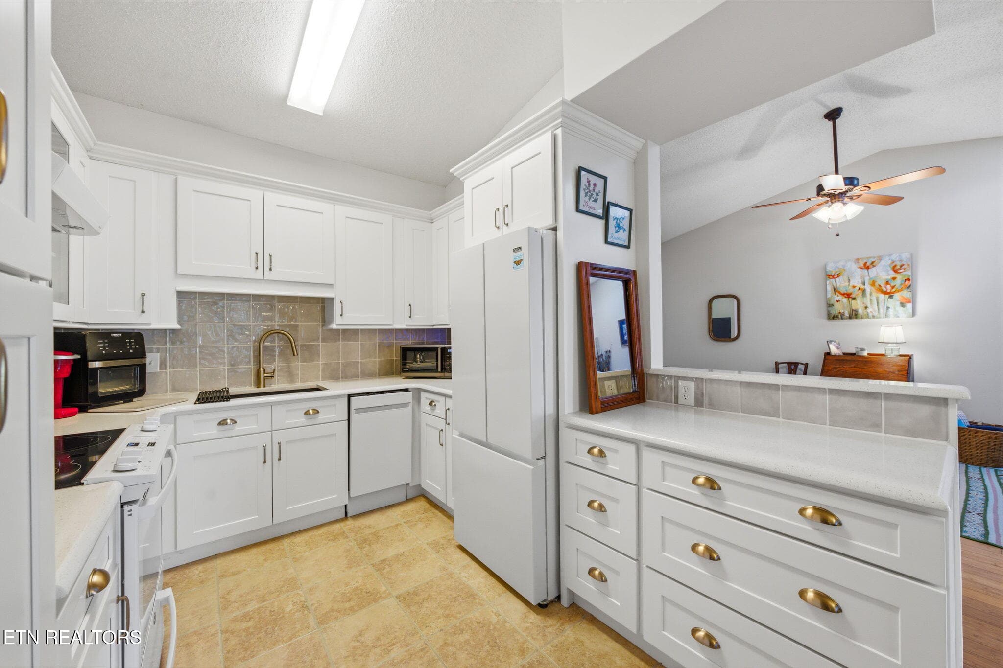 2 yr old remodel - 10017 Gate Post Way, Knoxville, TN 37931, Knoxville