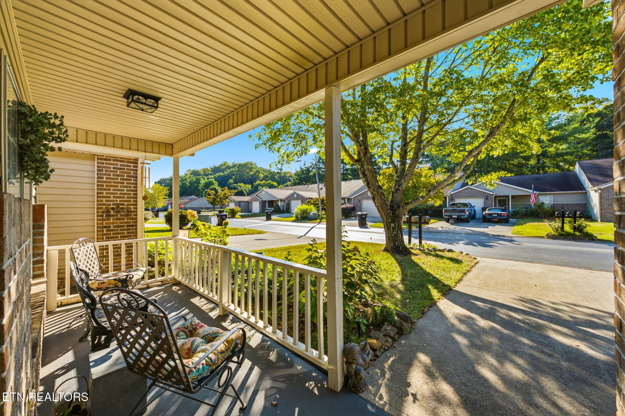 Covered front porch - 10017 Gate Post Way, Knoxville, TN 37931, Knoxville