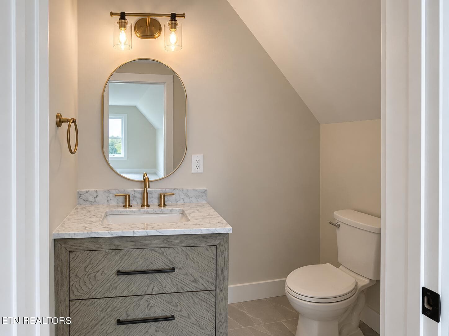 Upstairs bath - 1149 Summerfield Drive, Maryville, TN 37801, Maryville