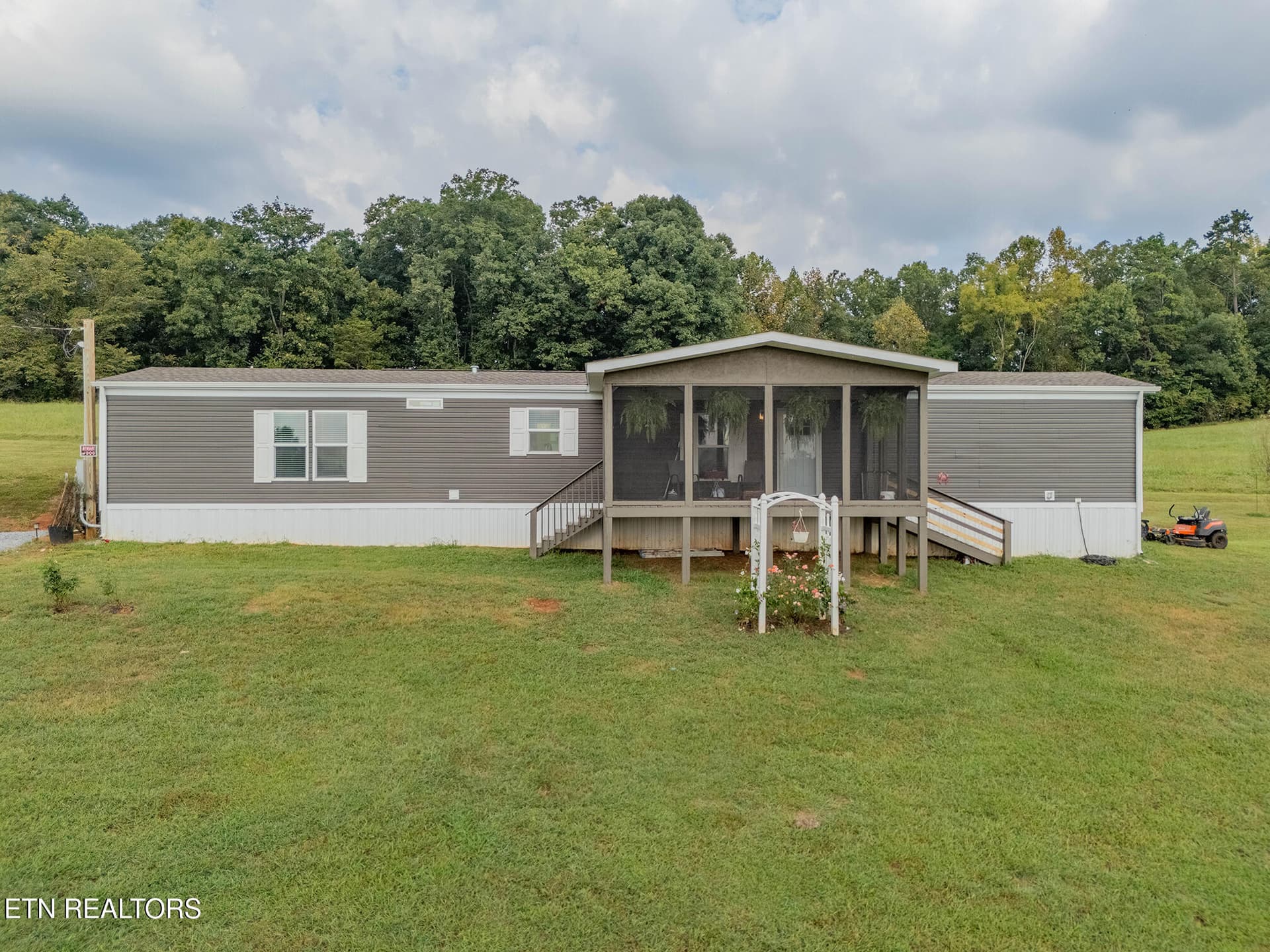 3833 Strong Rd, Mascot, TN 37806