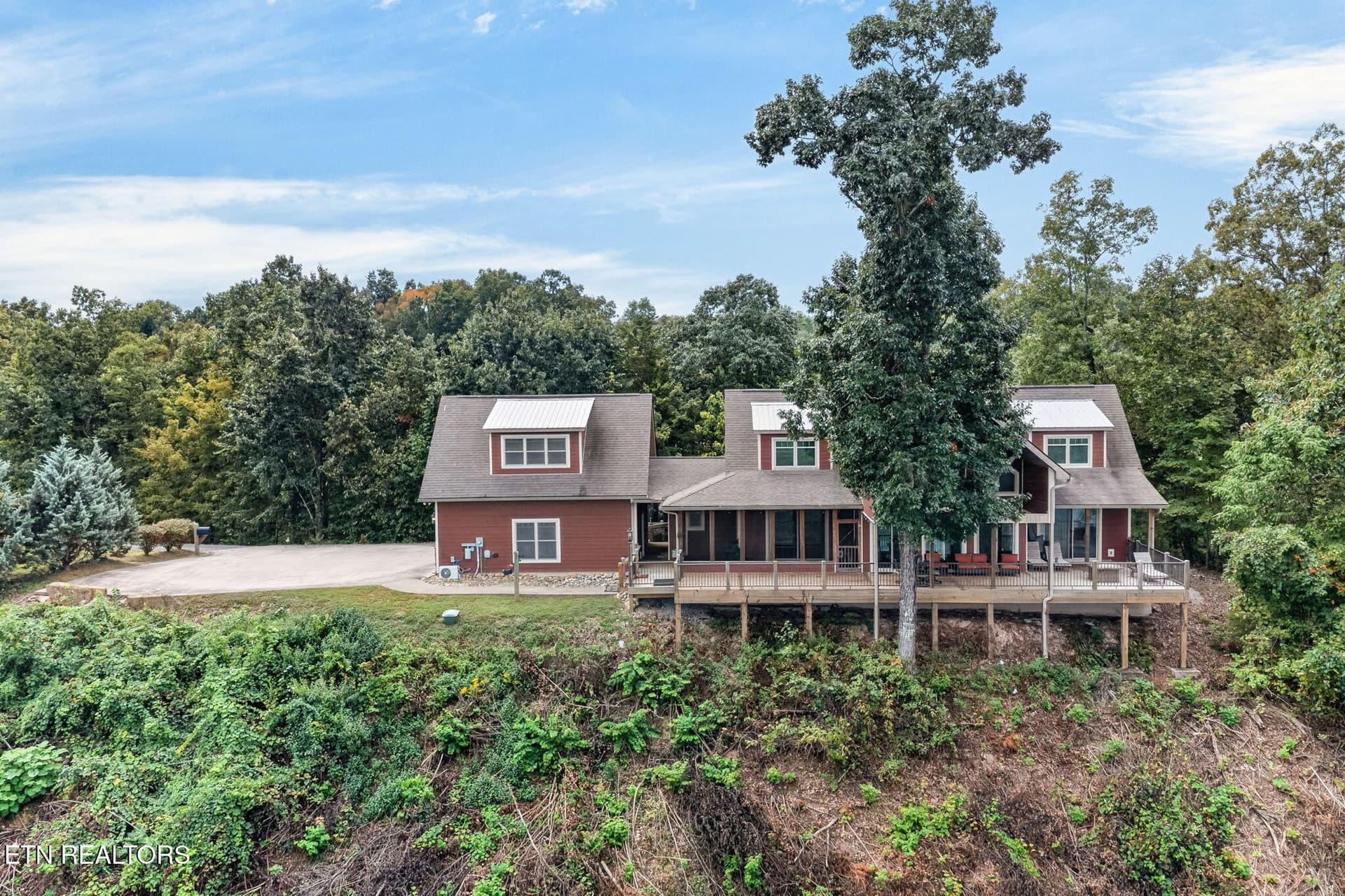 2070 Holly Bend Drive, Byrdstown, TN 38549