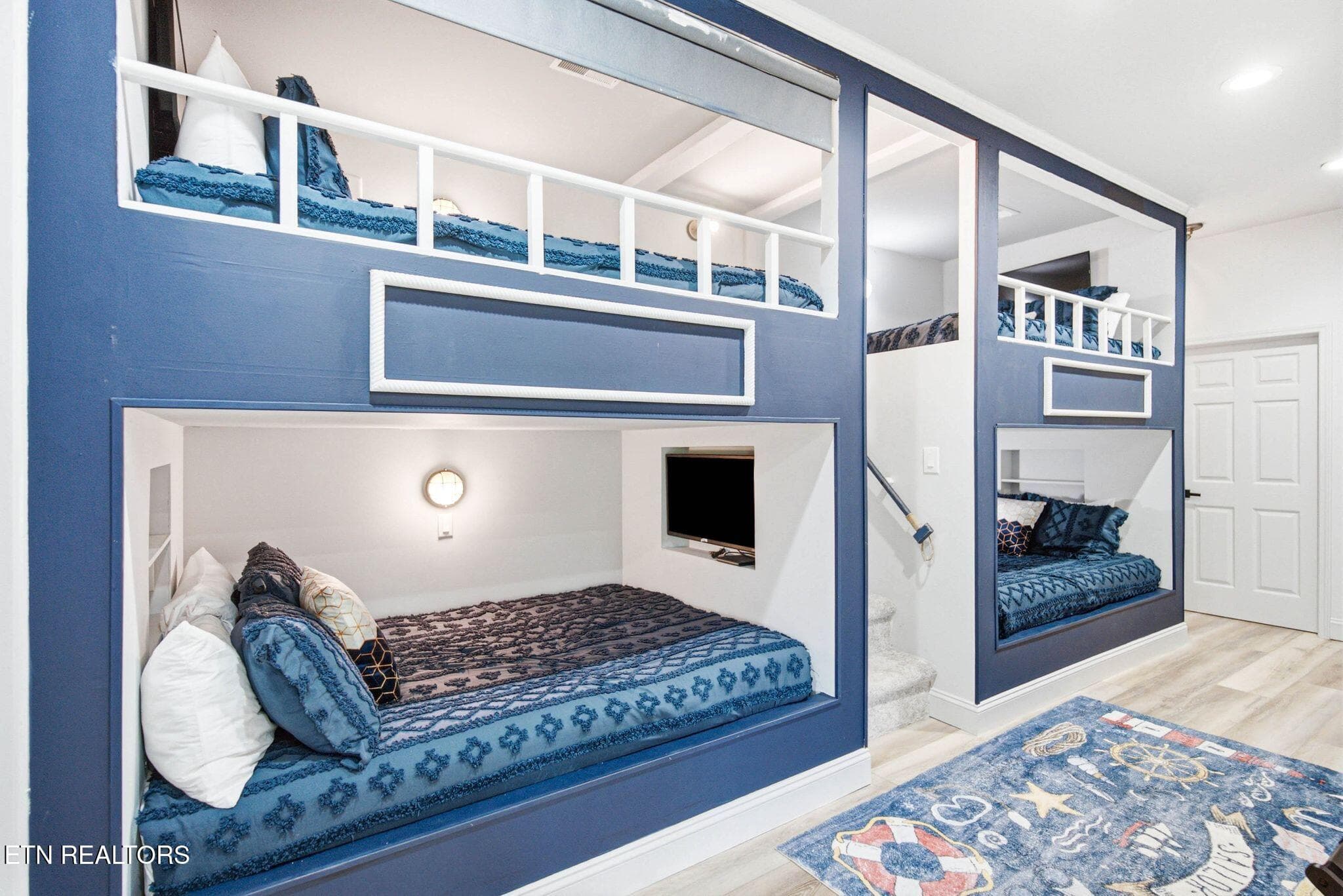 Queen-Bunk-Built-In-Entertainment - 773 Yoakum Hollow Rd, Jacksboro, TN 37757, Jacksboro