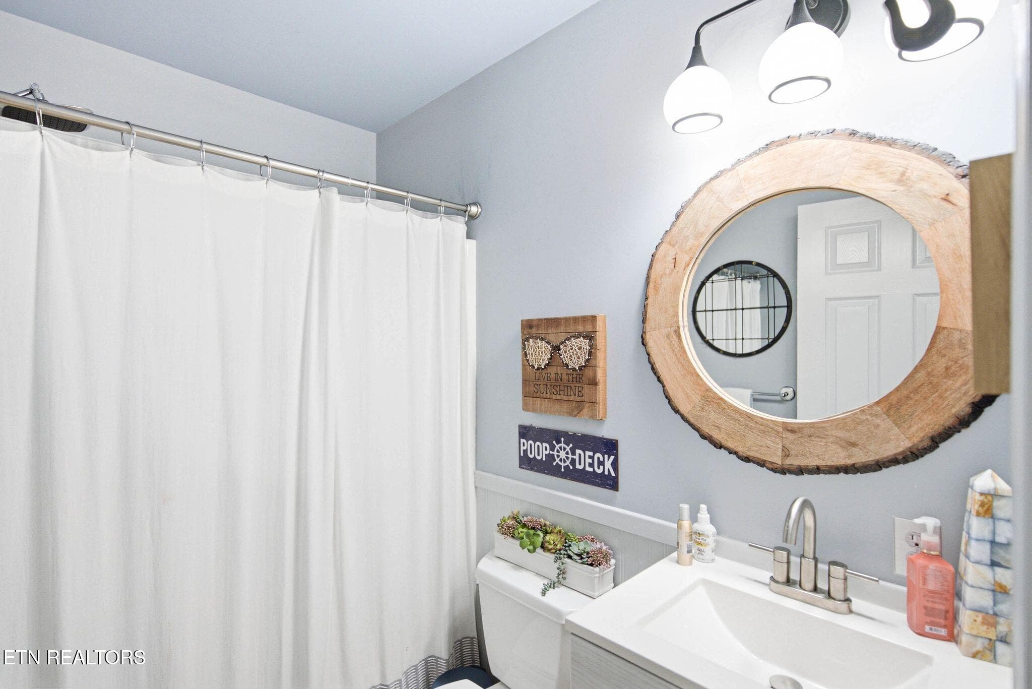 Main-Level-Guest-Bath - 773 Yoakum Hollow Rd, Jacksboro, TN 37757, Jacksboro