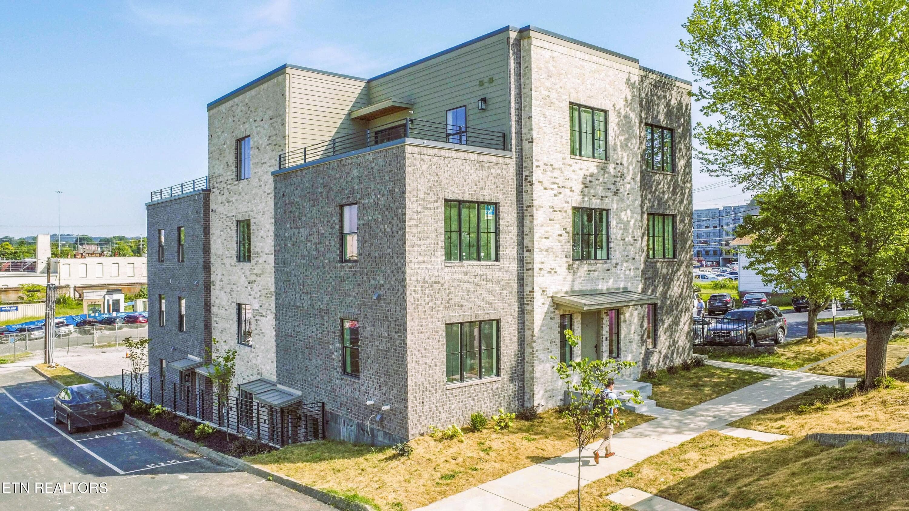 1911- Exterior 1 - 1911 Forest Ave 1, Knoxville, TN 37916, Knoxville