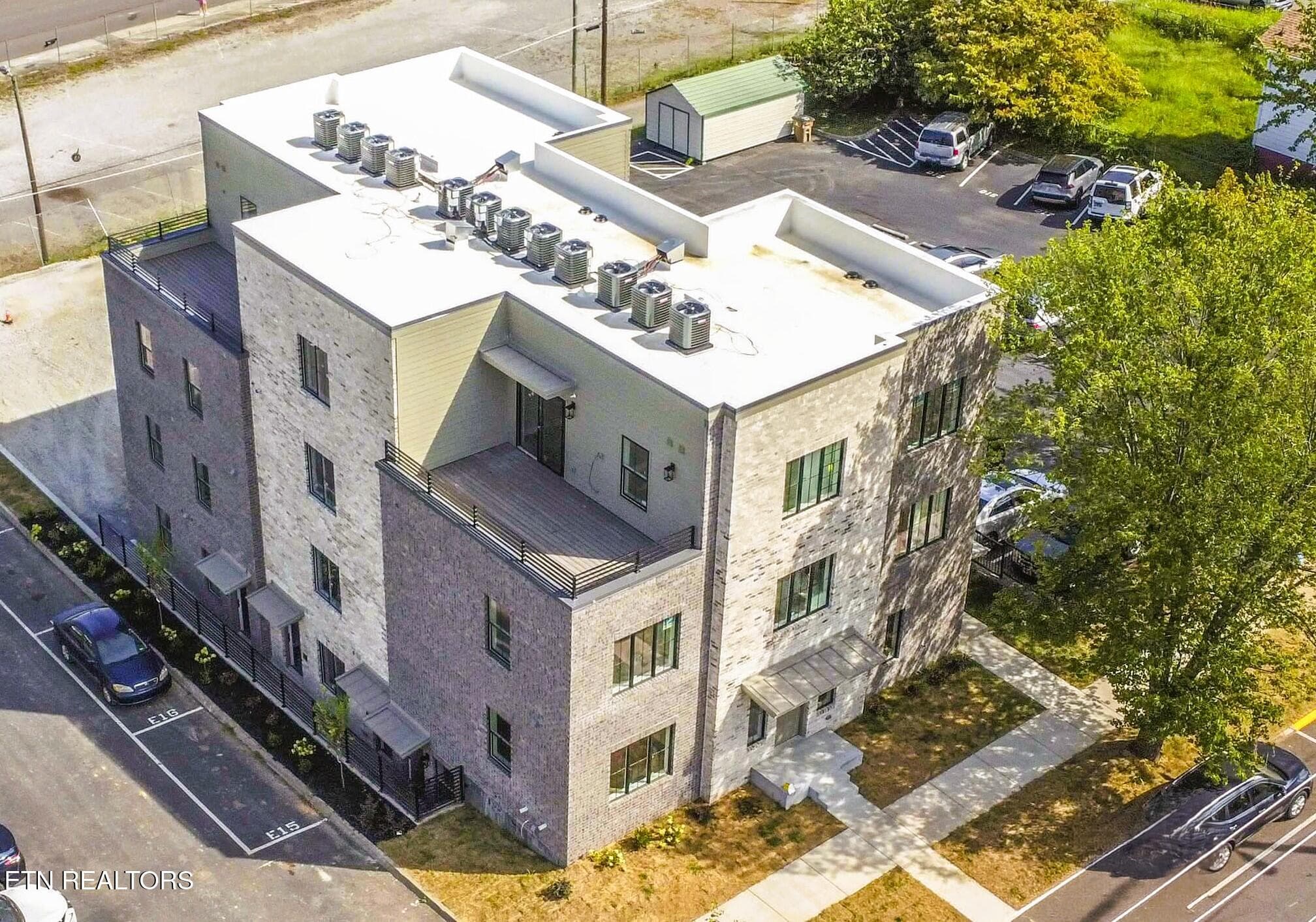 1911- Exterior Top 1 - 1911 Forest Ave 1, Knoxville, TN 37916, Knoxville