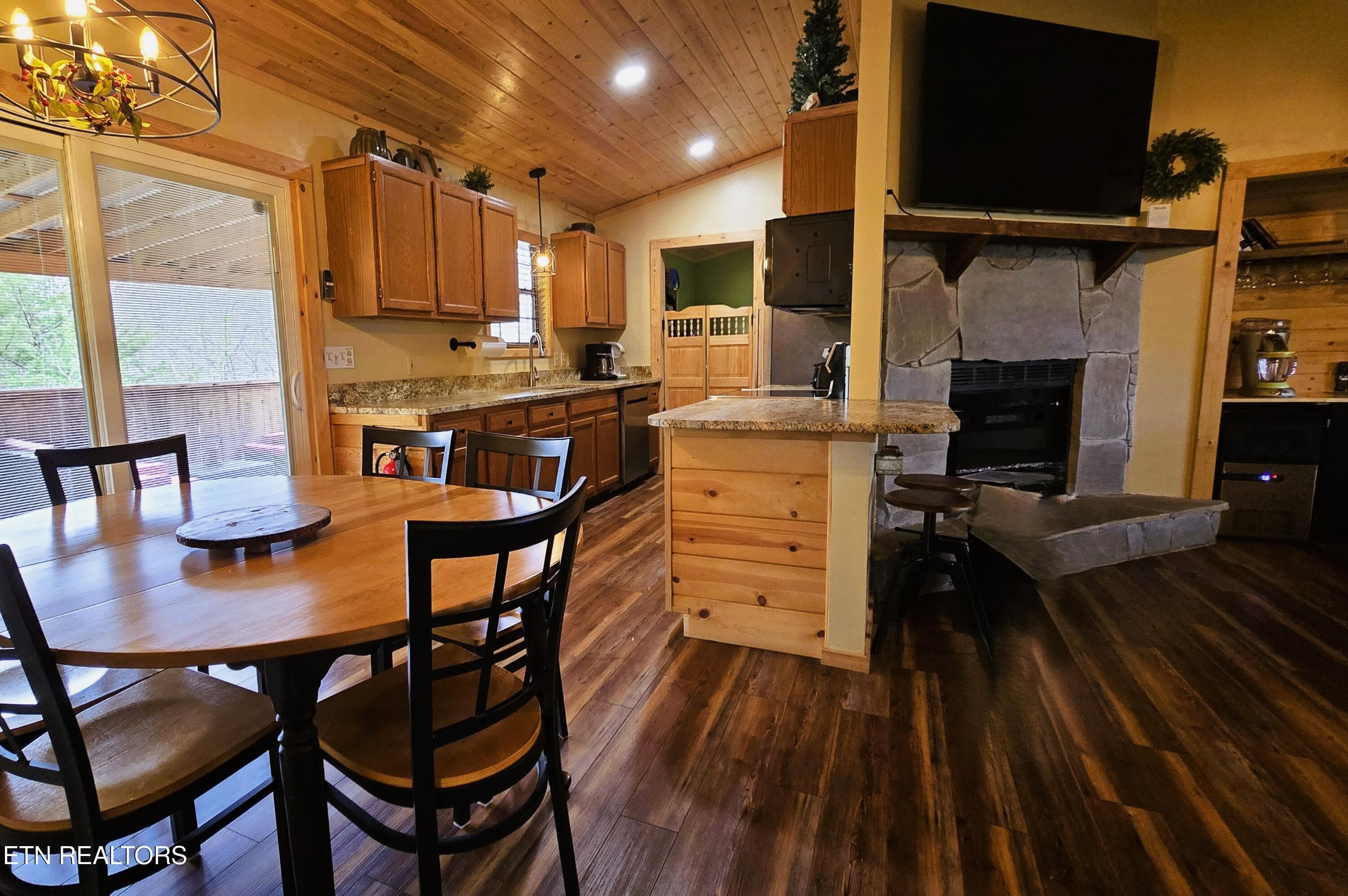 905 SRB 11LIV DIN - 905 Sunrise Blvd, Sevierville, TN 37862
