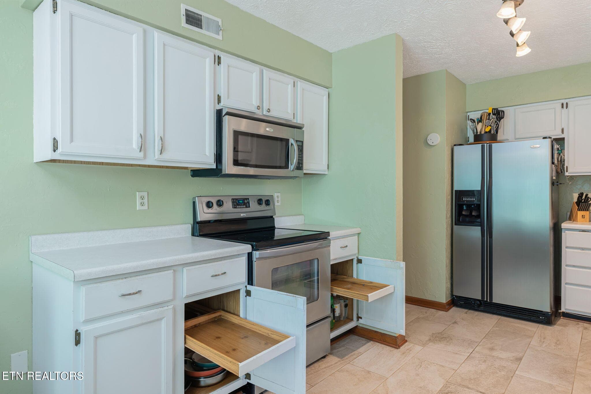 Pull-out Lower Cabinetry - 6924 Bridle Court, Knoxville, TN 37921, Knoxville