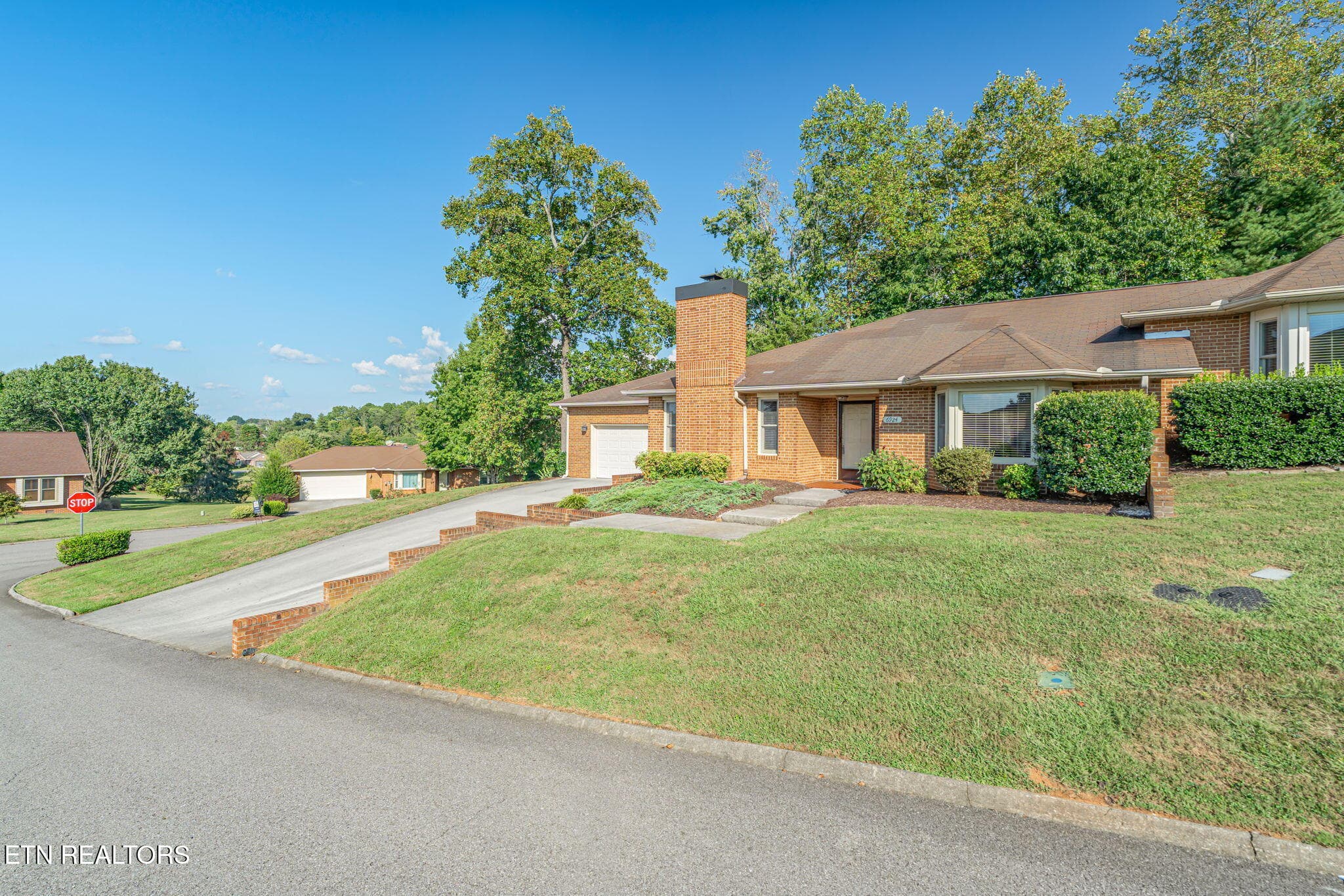 Quiet Neighborhood with Manicured Lawns - 6924 Bridle Court, Knoxville, TN 37921, Knoxville