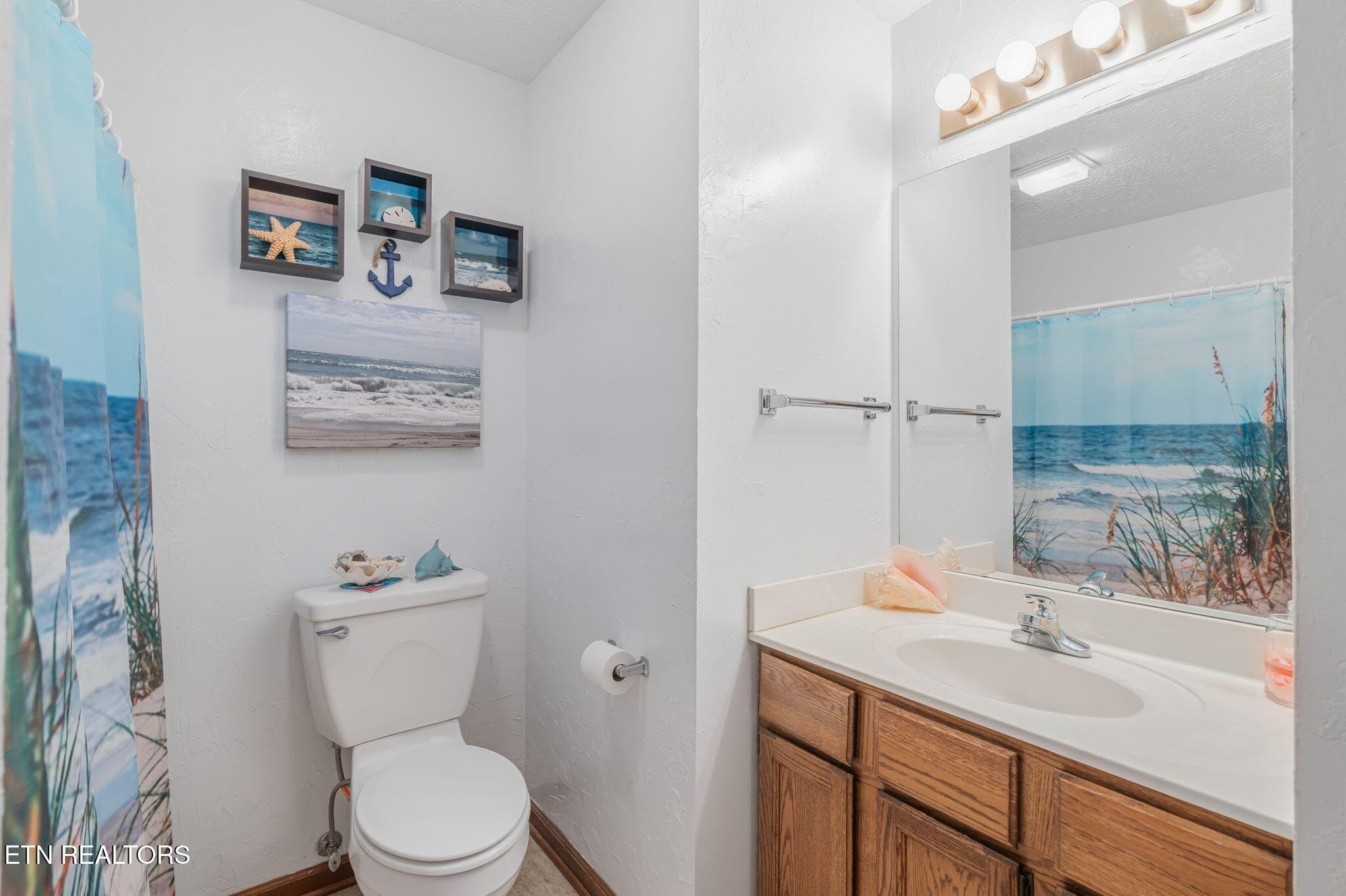 Guest Bathroom - 6924 Bridle Court, Knoxville, TN 37921, Knoxville