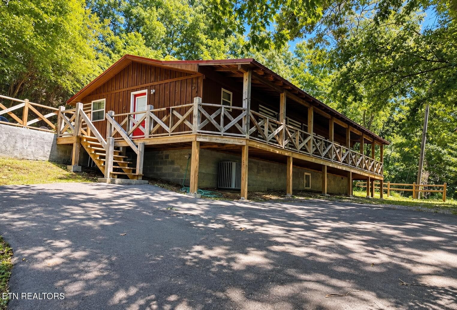 576 Mill Creek Rd, Pigeon Forge, TN 37863