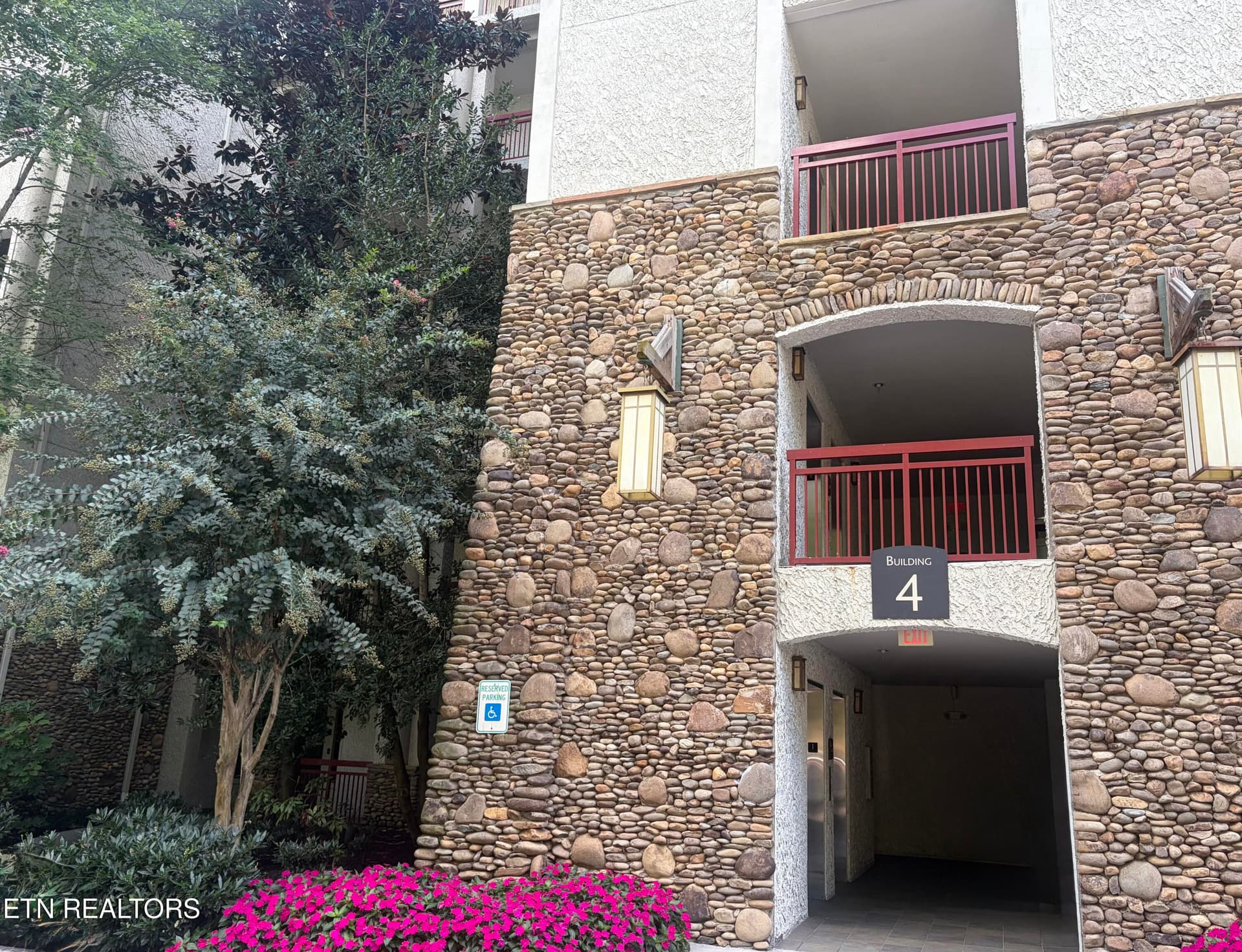 BLDG 4 - 212 Dollywood Lane UNIT 445, Pigeon Forge, TN 37863