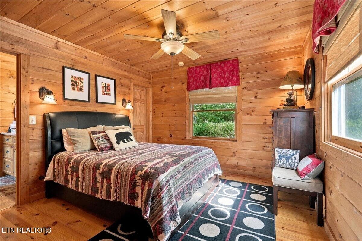 Main Level Guest Bedroom - 504 Twin Oak Mtn Lane, Townsend, TN 37882, Townsend
