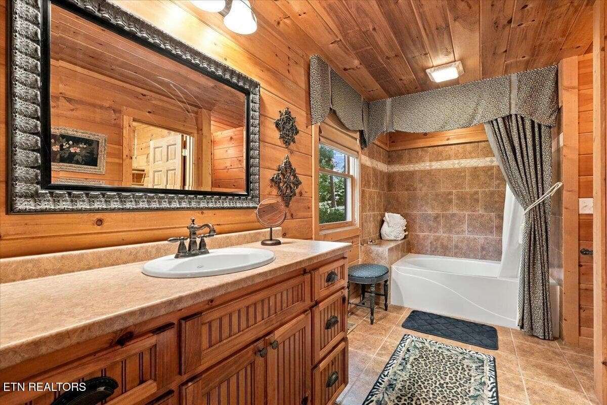 Primary Suite Bathroom - 504 Twin Oak Mtn Lane, Townsend, TN 37882, Townsend