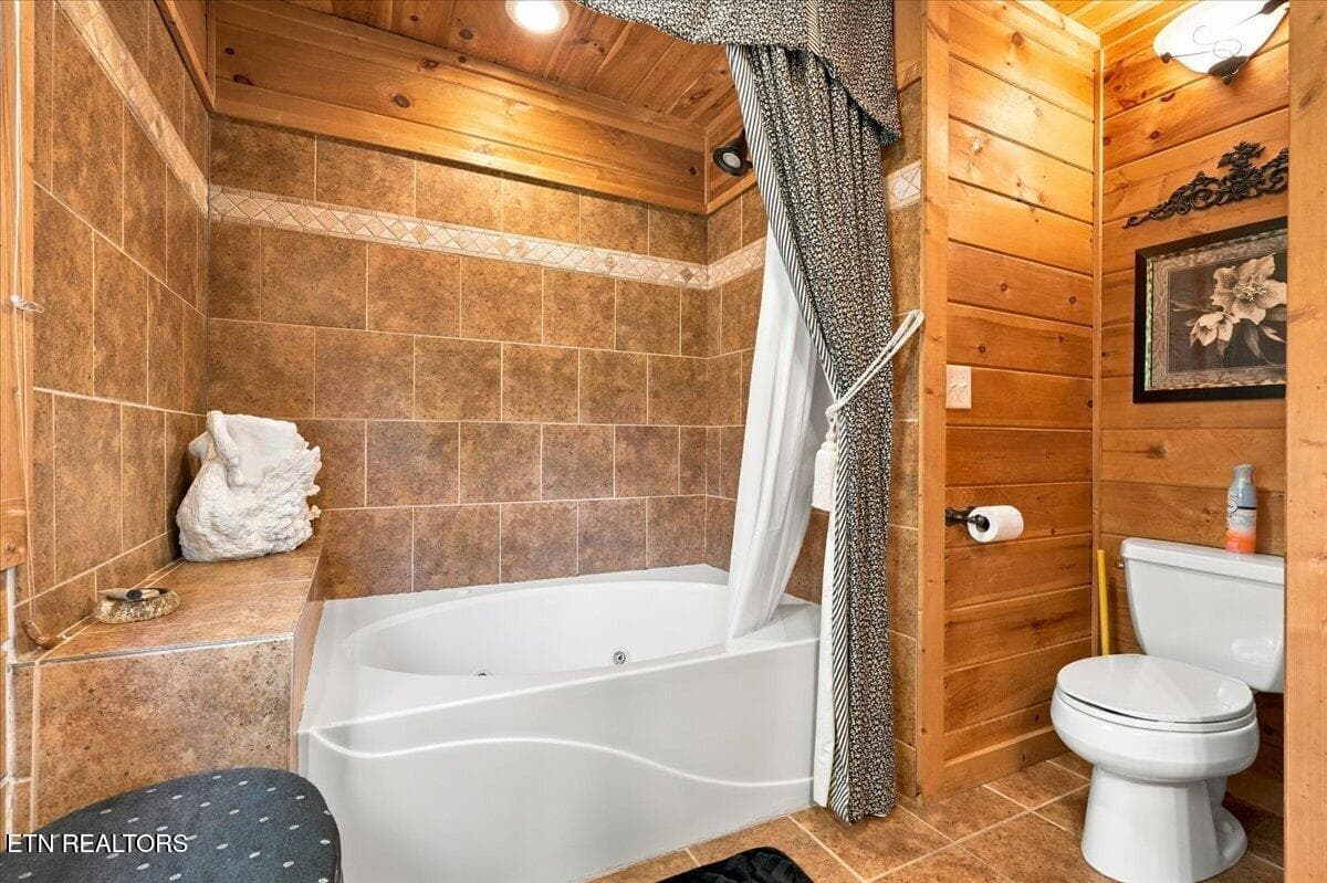 Primary Suite Bathroom - 504 Twin Oak Mtn Lane, Townsend, TN 37882, Townsend