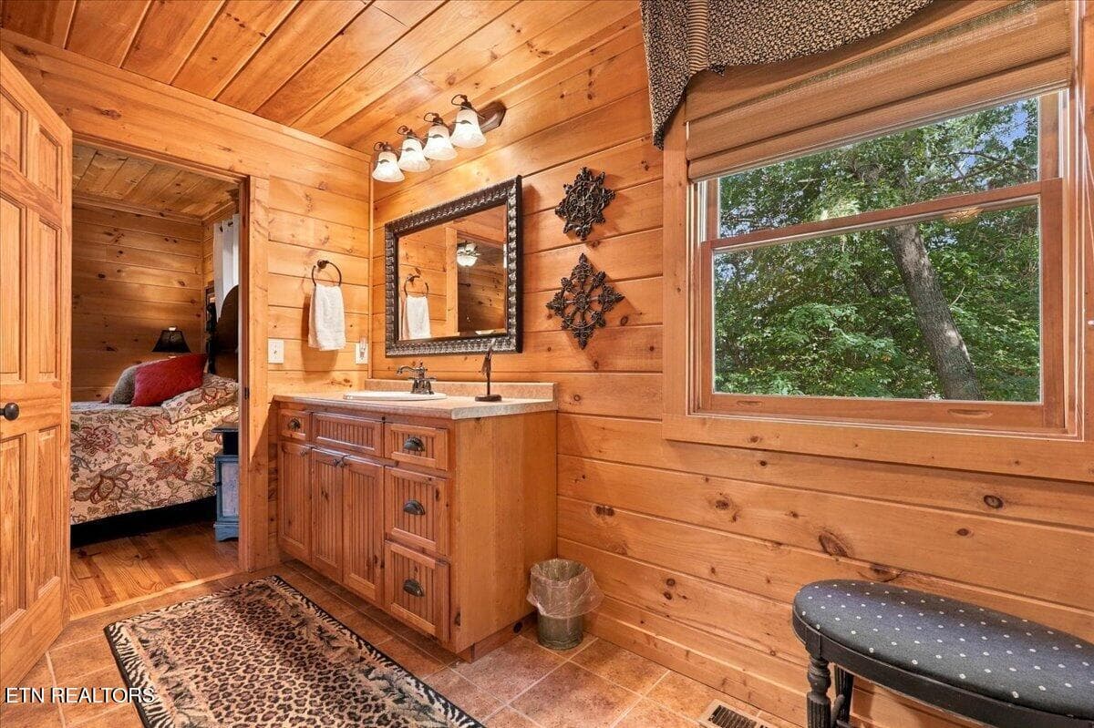 Primary Suite Bathroom - 504 Twin Oak Mtn Lane, Townsend, TN 37882, Townsend