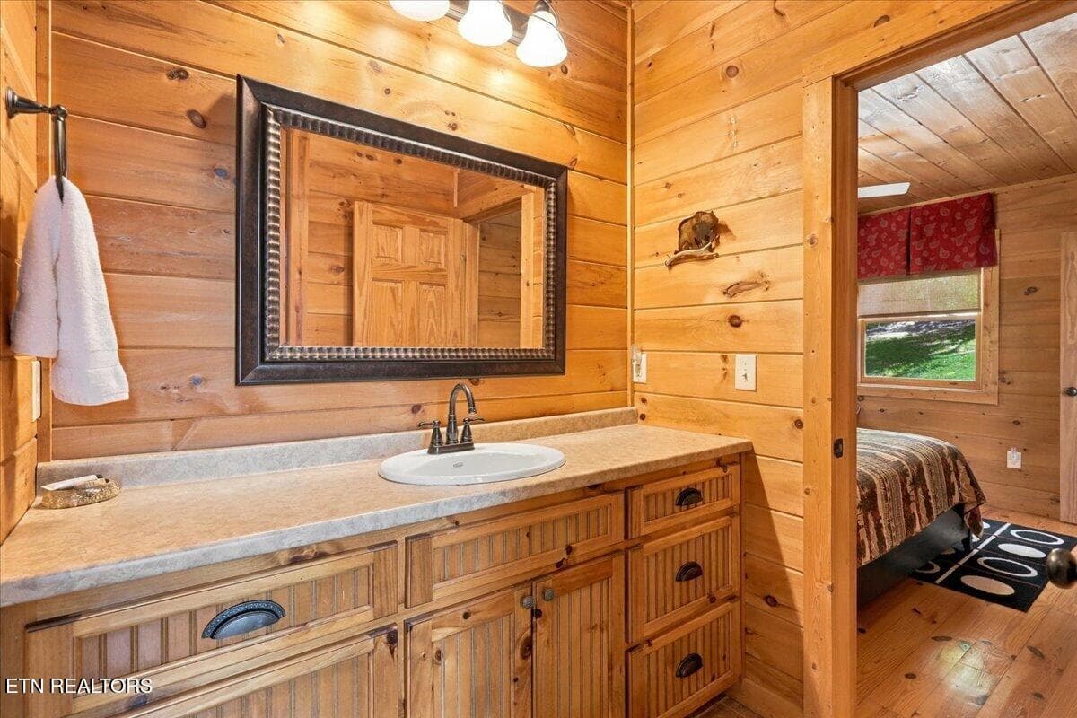 Main Level Guest Bath - 504 Twin Oak Mtn Lane, Townsend, TN 37882, Townsend