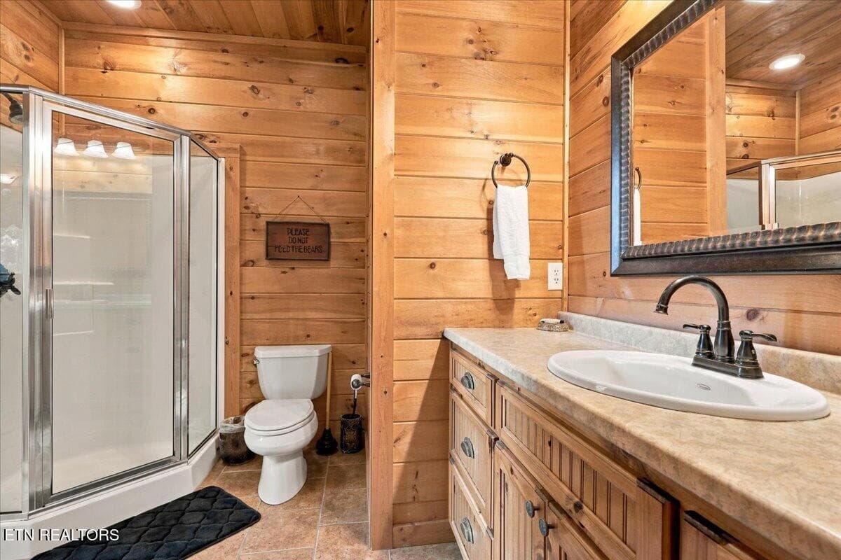 Main Leve Guest Bath - 504 Twin Oak Mtn Lane, Townsend, TN 37882, Townsend