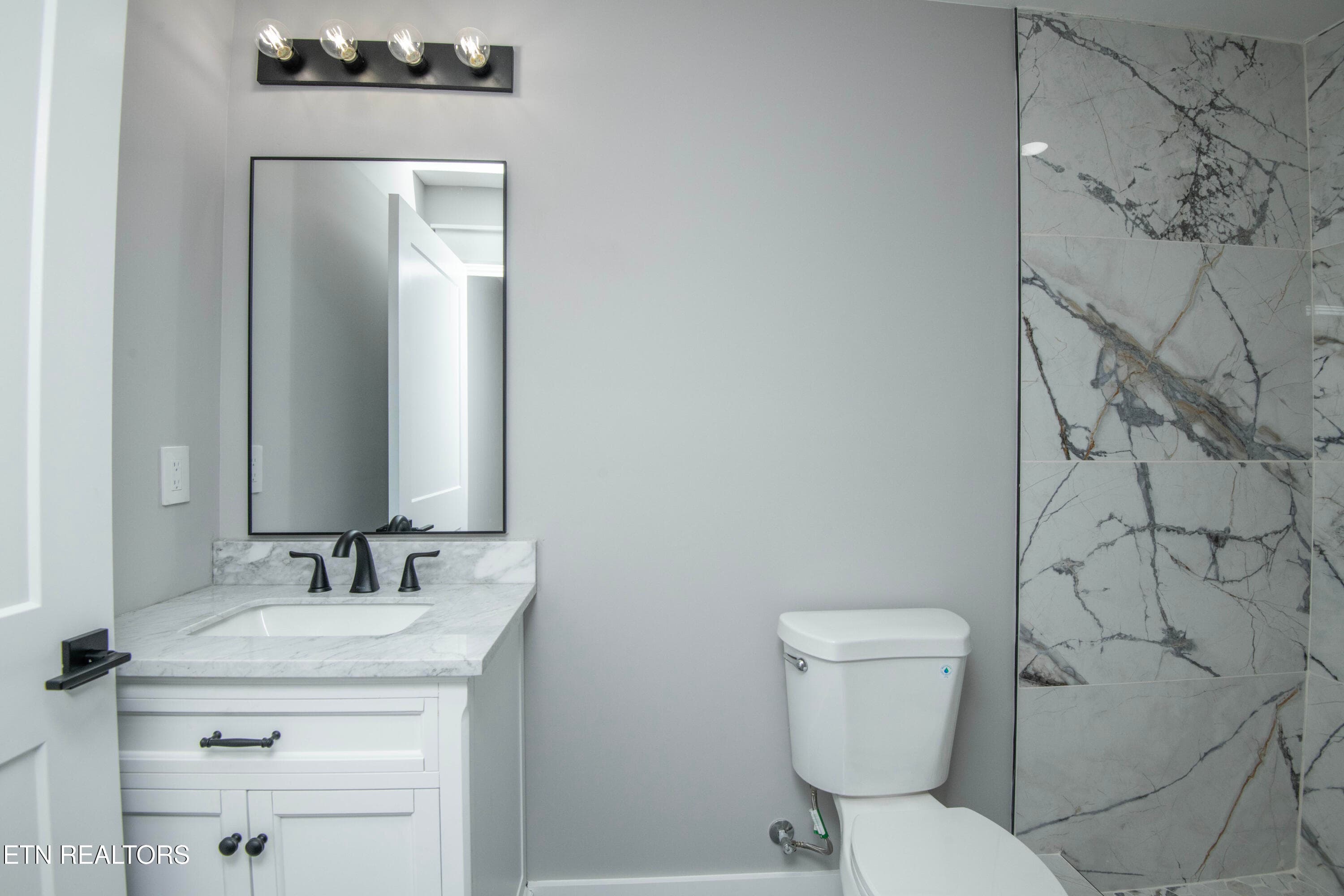 bath - 1911 Forest Ave 1, Knoxville, TN 37916, Knoxville
