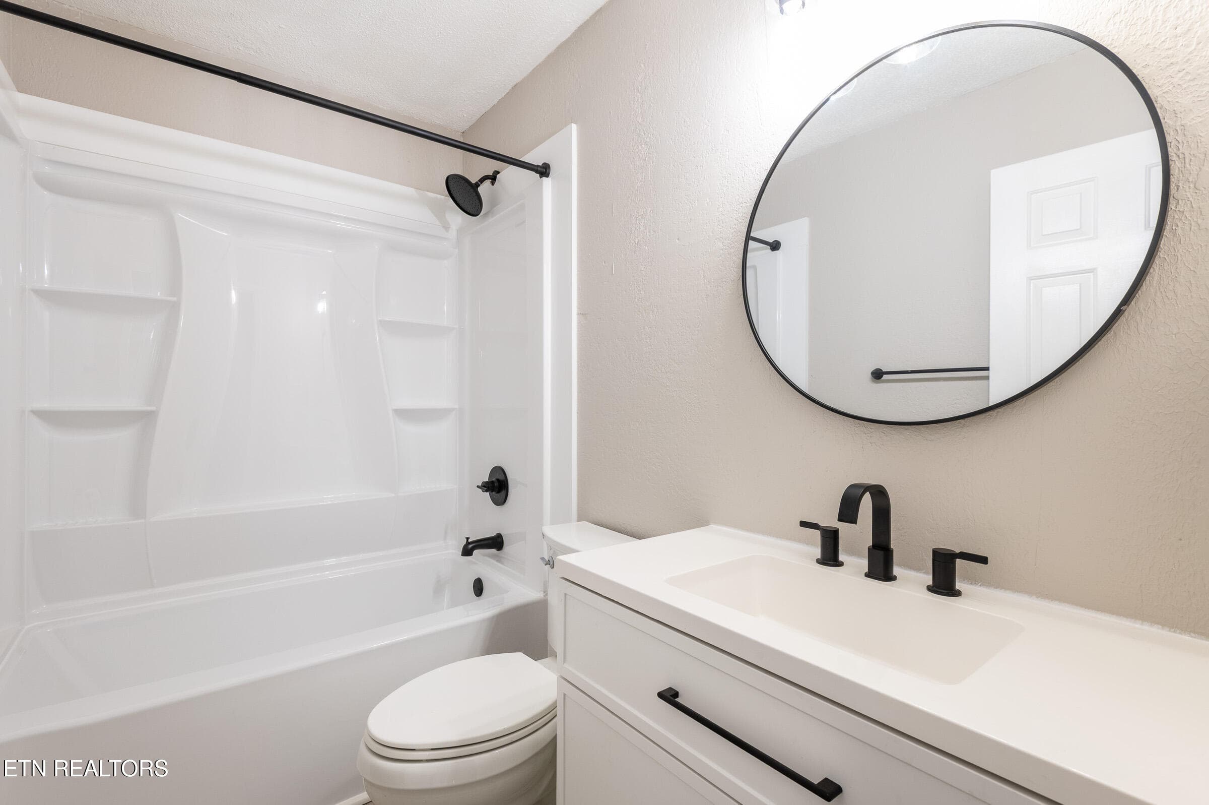 Guest Bath - 7611 Chatham Circle, Knoxville, TN 37909, Knoxville