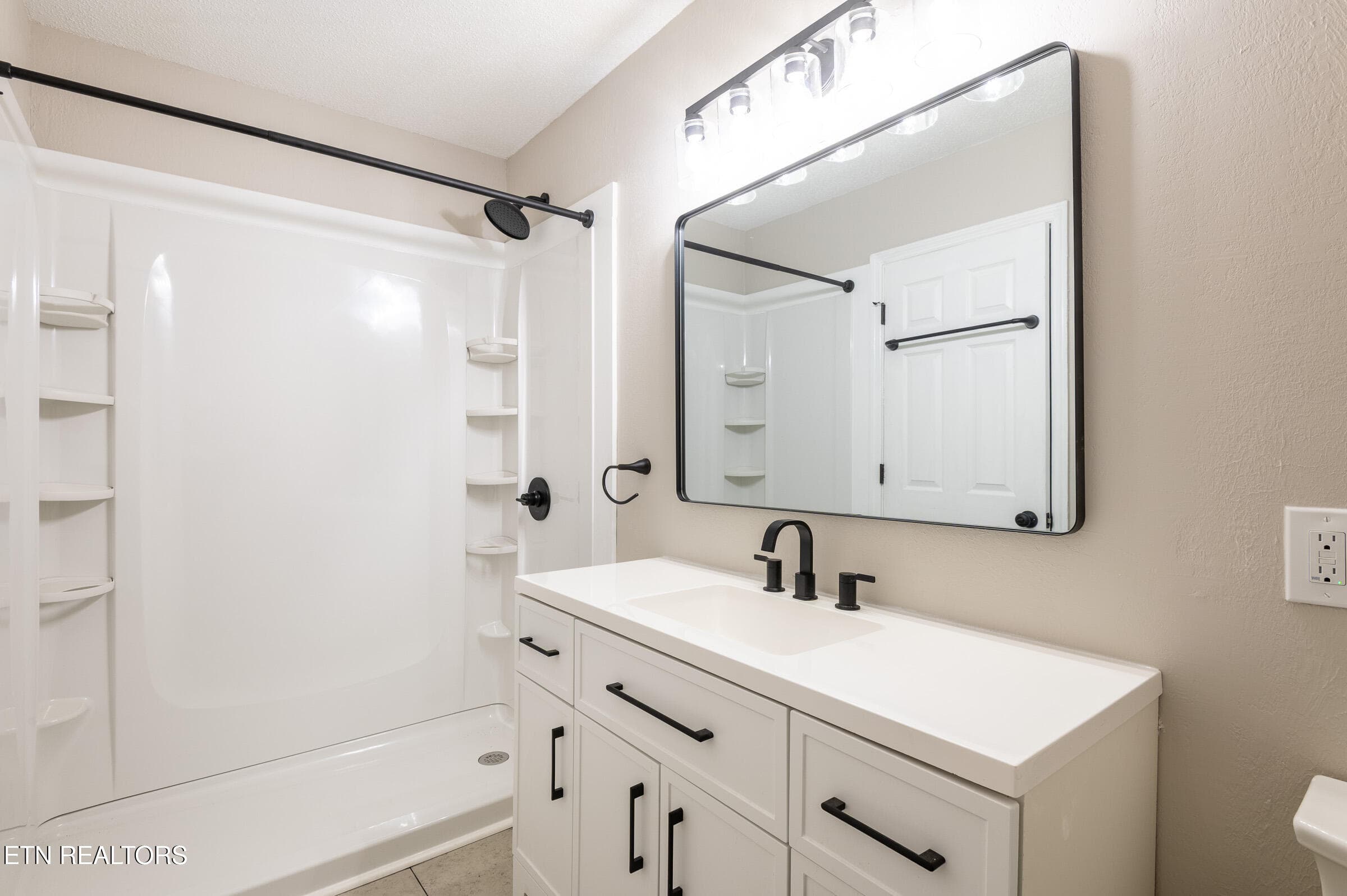 Walk-in Shower - 7611 Chatham Circle, Knoxville, TN 37909, Knoxville