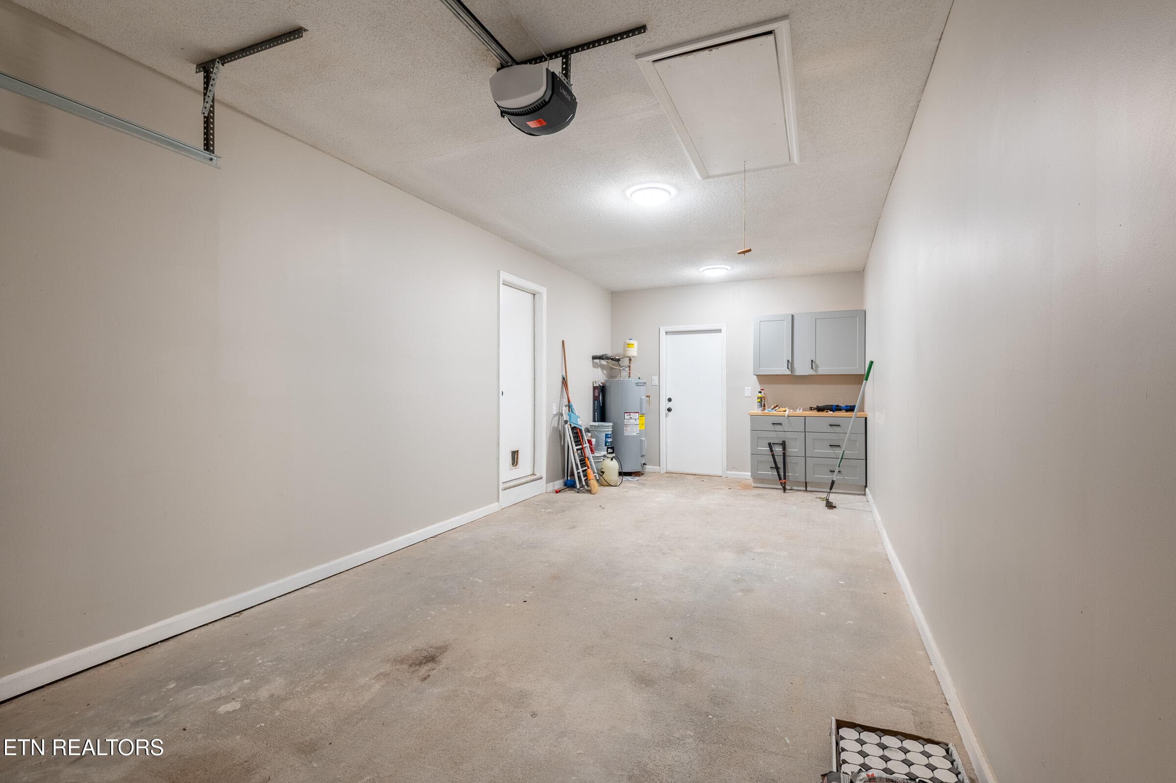 One-Car Garage - 7611 Chatham Circle, Knoxville, TN 37909, Knoxville