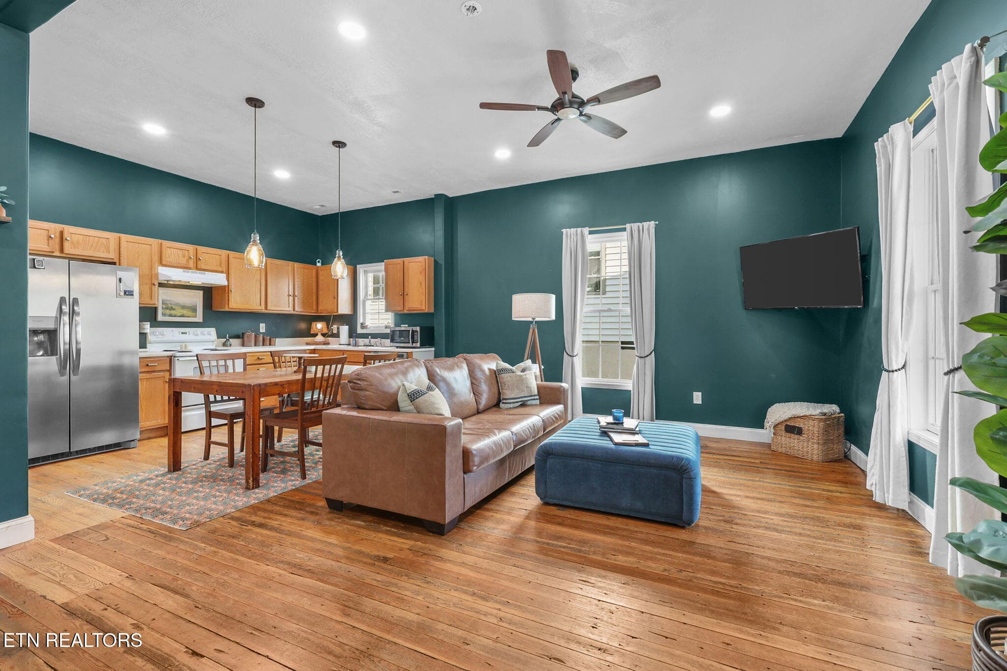 23-web-or-mls-3F1A6100 - 221 E Oldham Ave, Knoxville, TN 37917, Knoxville