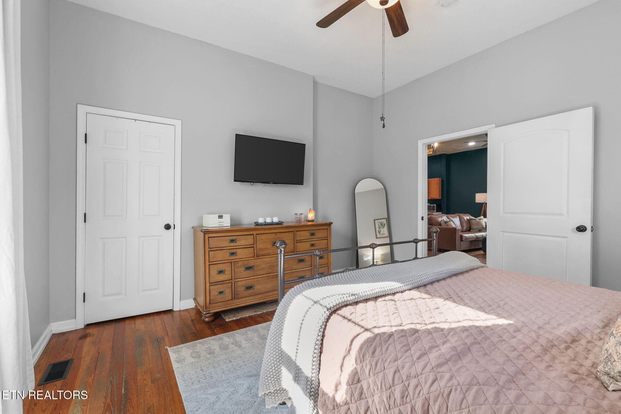 37-web-or-mls-3F1A6189 - 221 E Oldham Ave, Knoxville, TN 37917, Knoxville