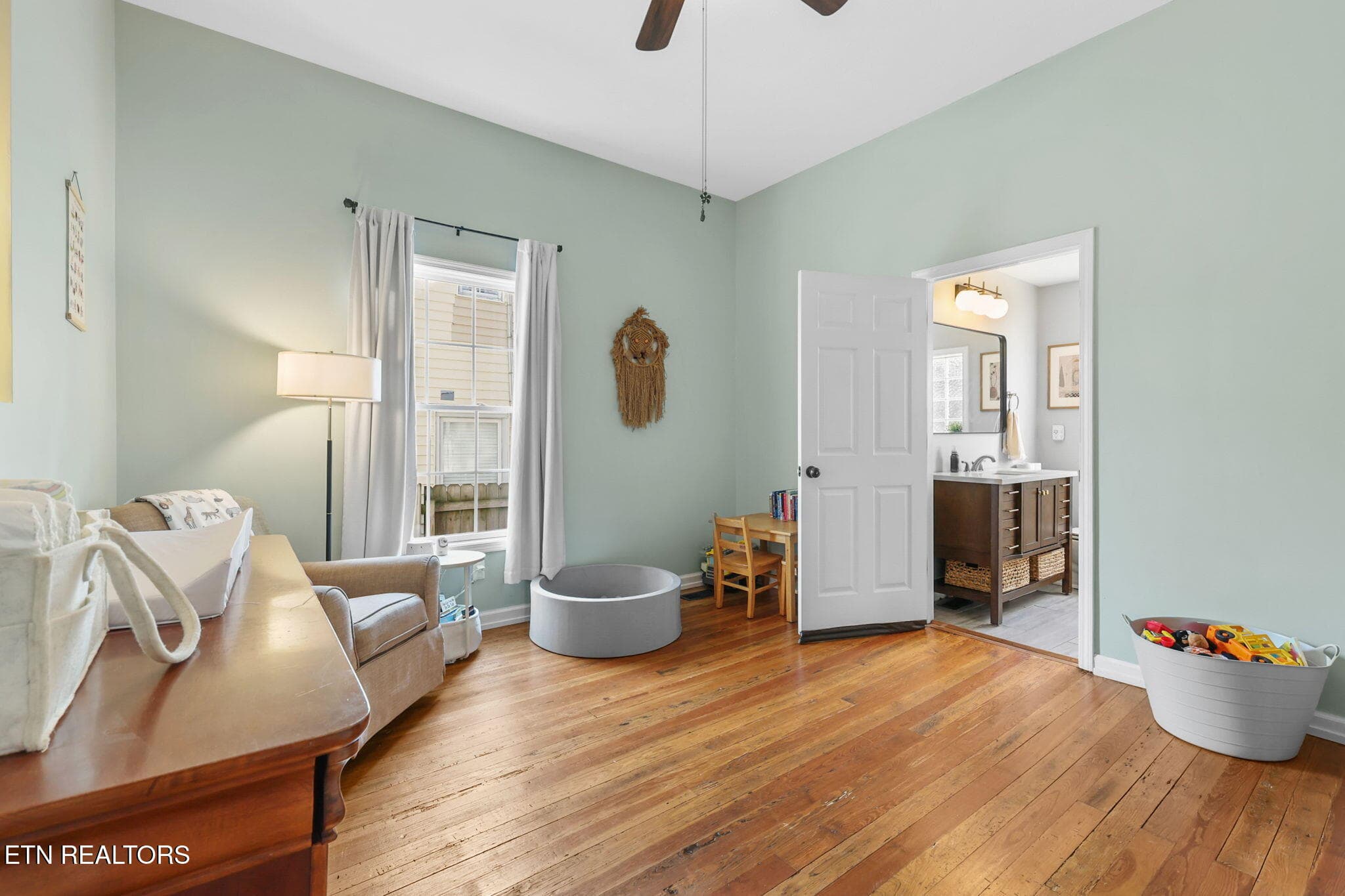 39-web-or-mls-3F1A6159 - 221 E Oldham Ave, Knoxville, TN 37917, Knoxville