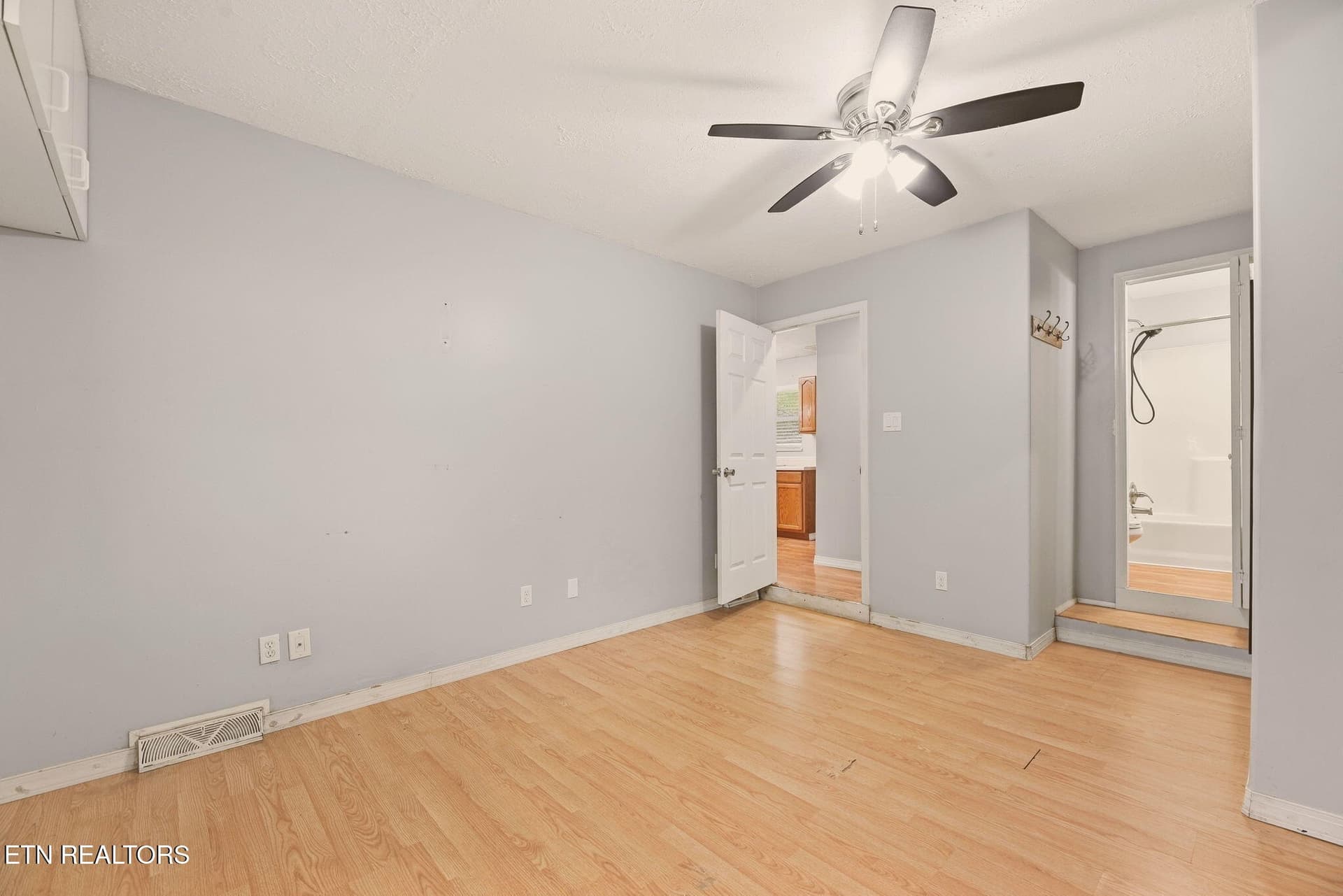 14-web-or-mls-Vrtn1313 (13) - 1313 Burton Rd, Knoxville, TN 37919