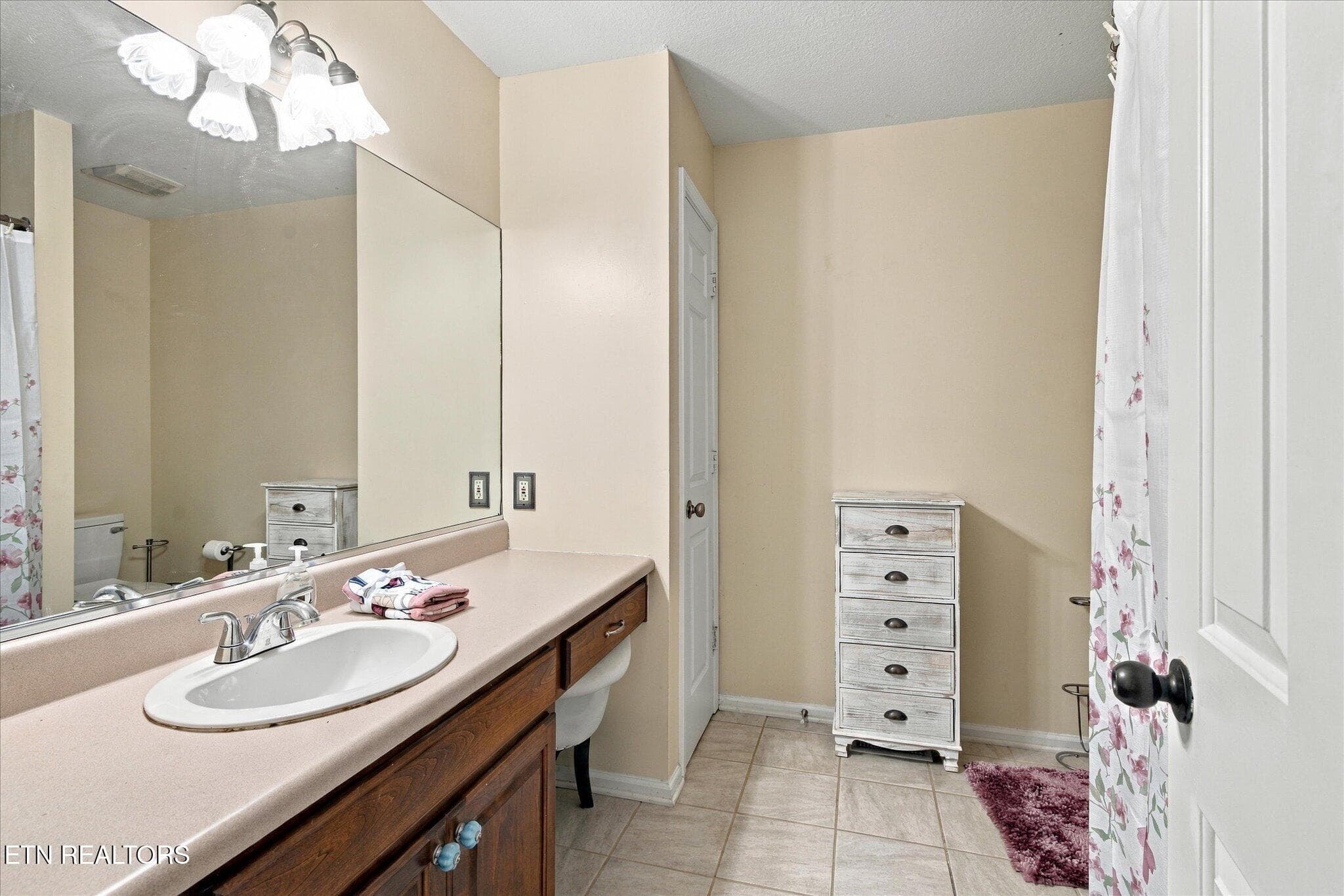 En Suite Bath - 3210 Topside Rd, Knoxville, TN 37920, Knoxville