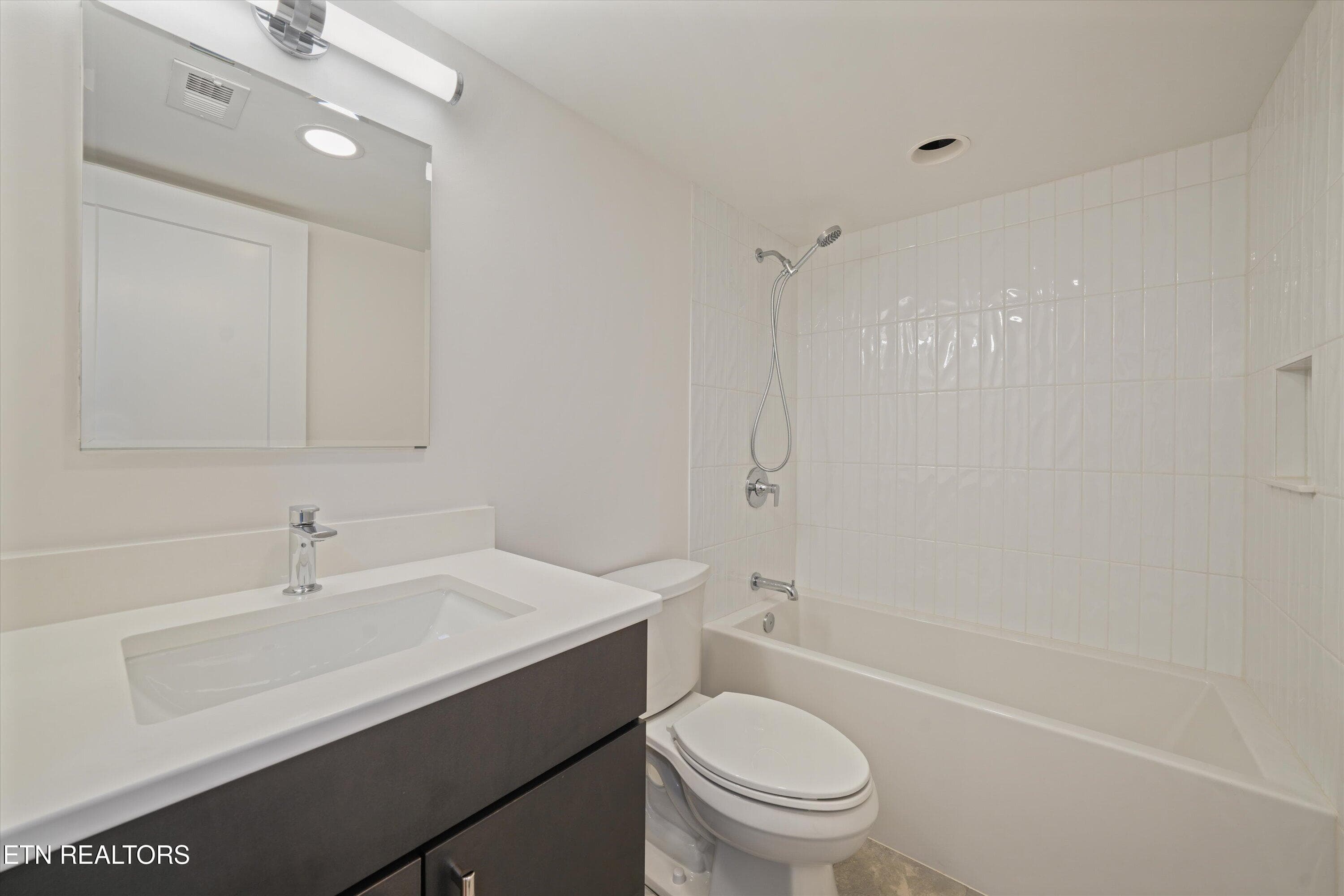 Bath 2 - 1903 Cherokee Bluff Drive, Knoxville, TN 37920, Knoxville