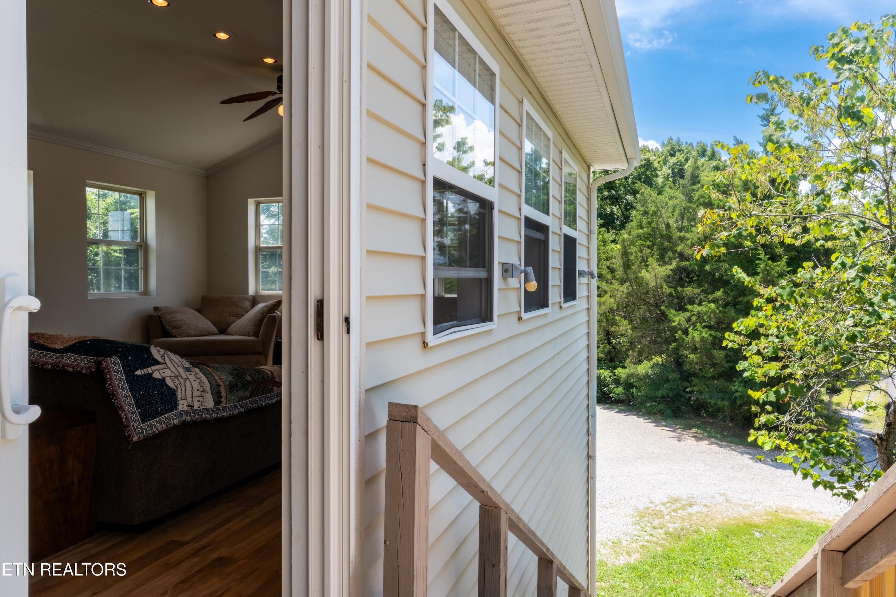 Side entrance to Great Room - 1225 Paradise Lane, Dandridge, TN 37725